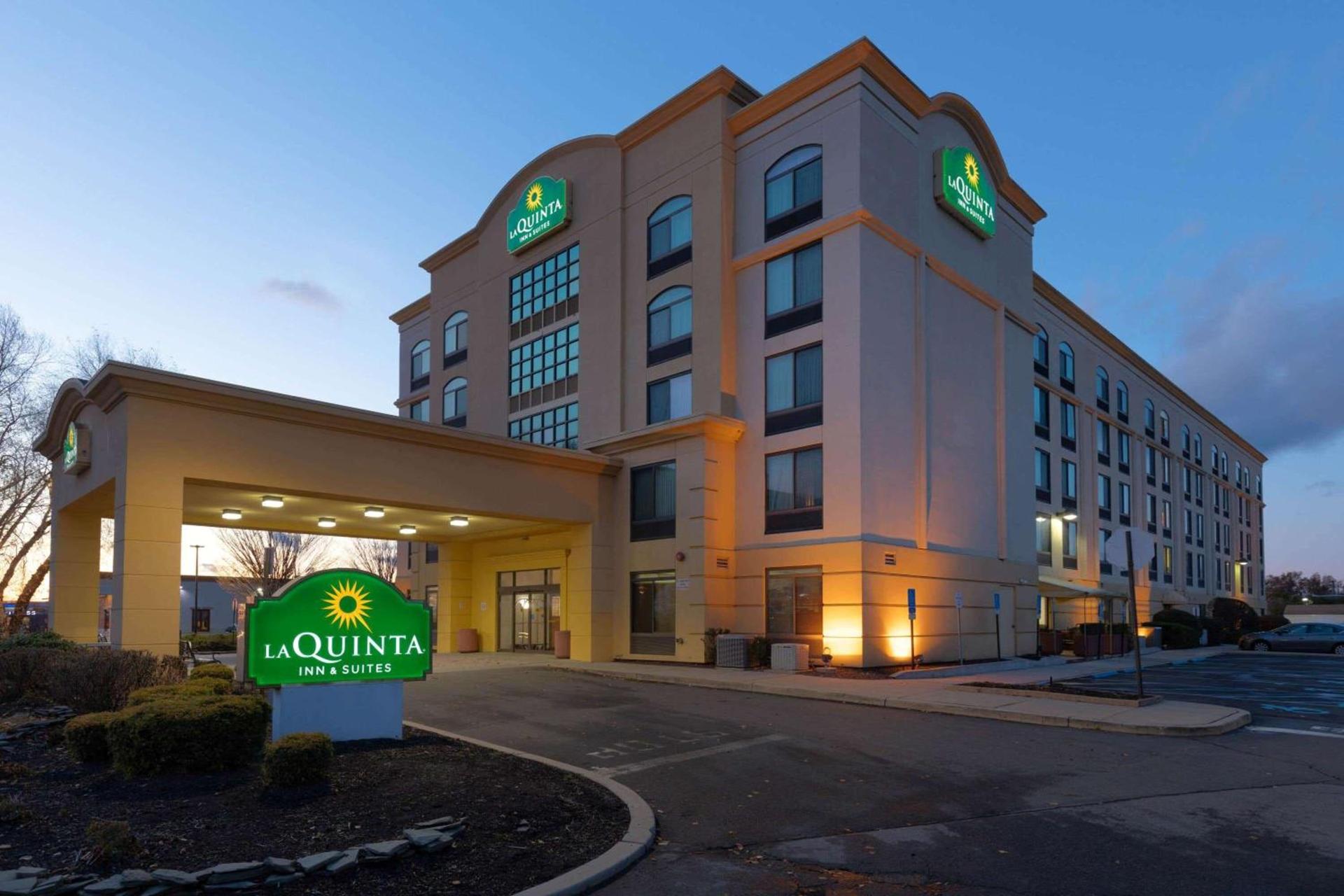 La Quinta by Wyndham Garden City photo 2