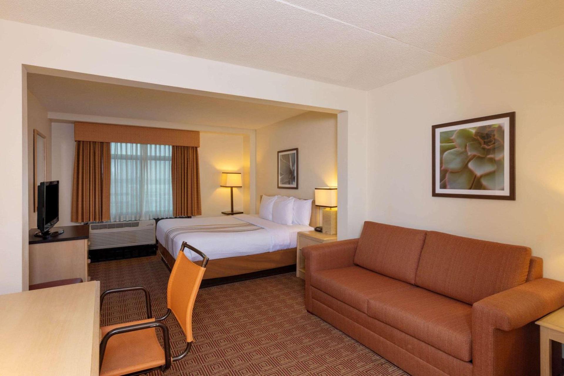 La Quinta by Wyndham Garden City photo 24