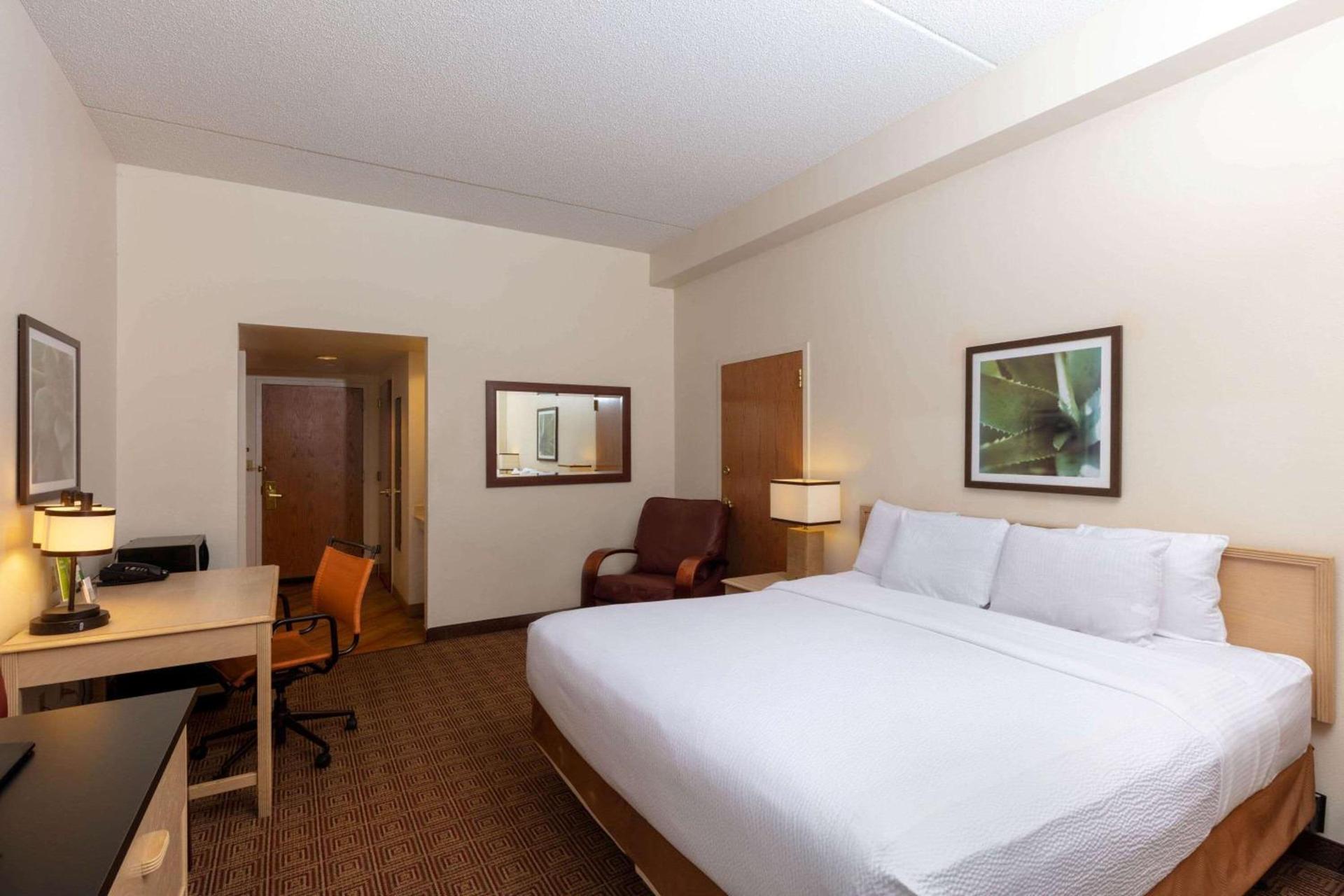 La Quinta by Wyndham Garden City photo 16