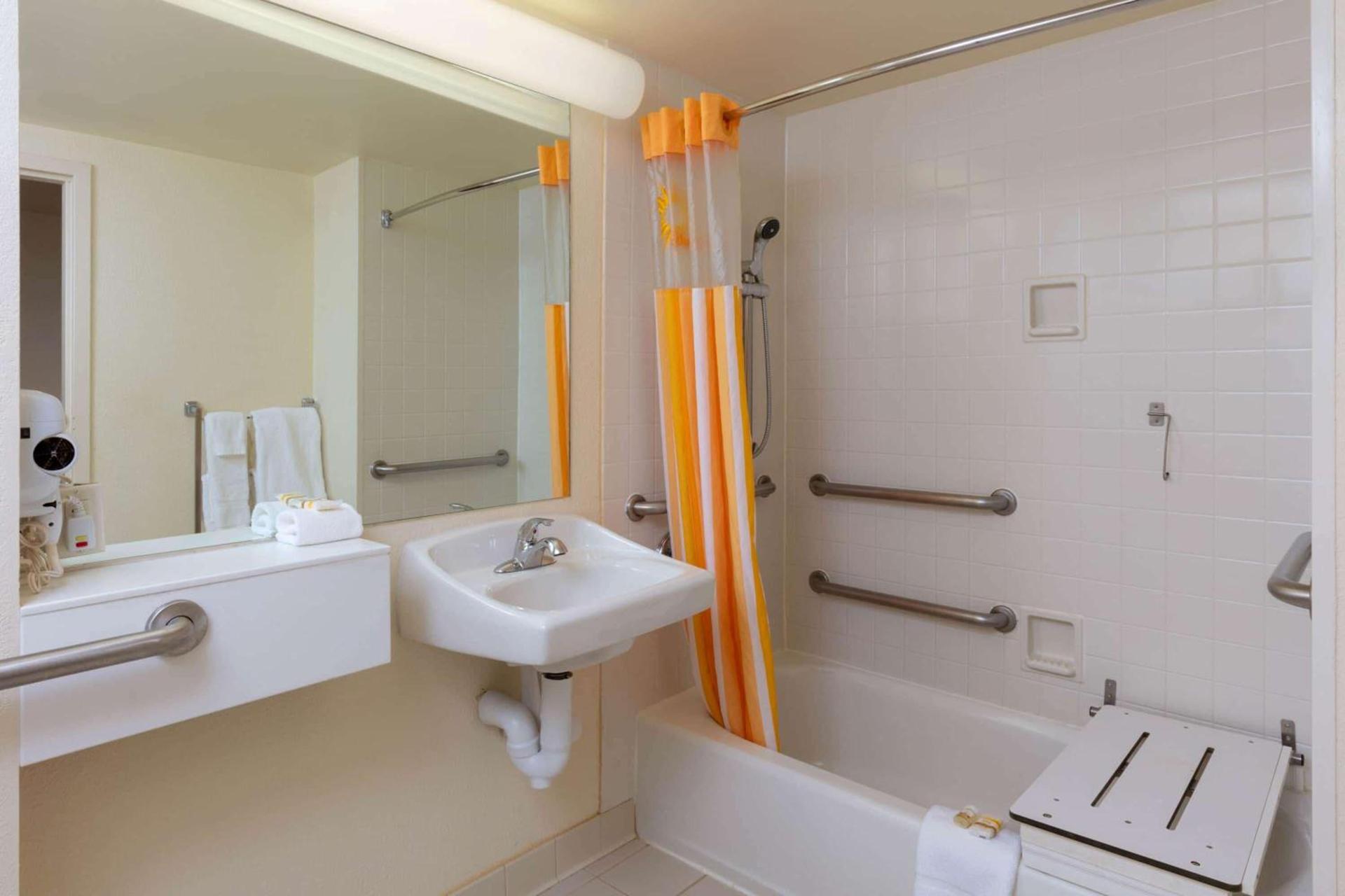 La Quinta by Wyndham Garden City photo 14