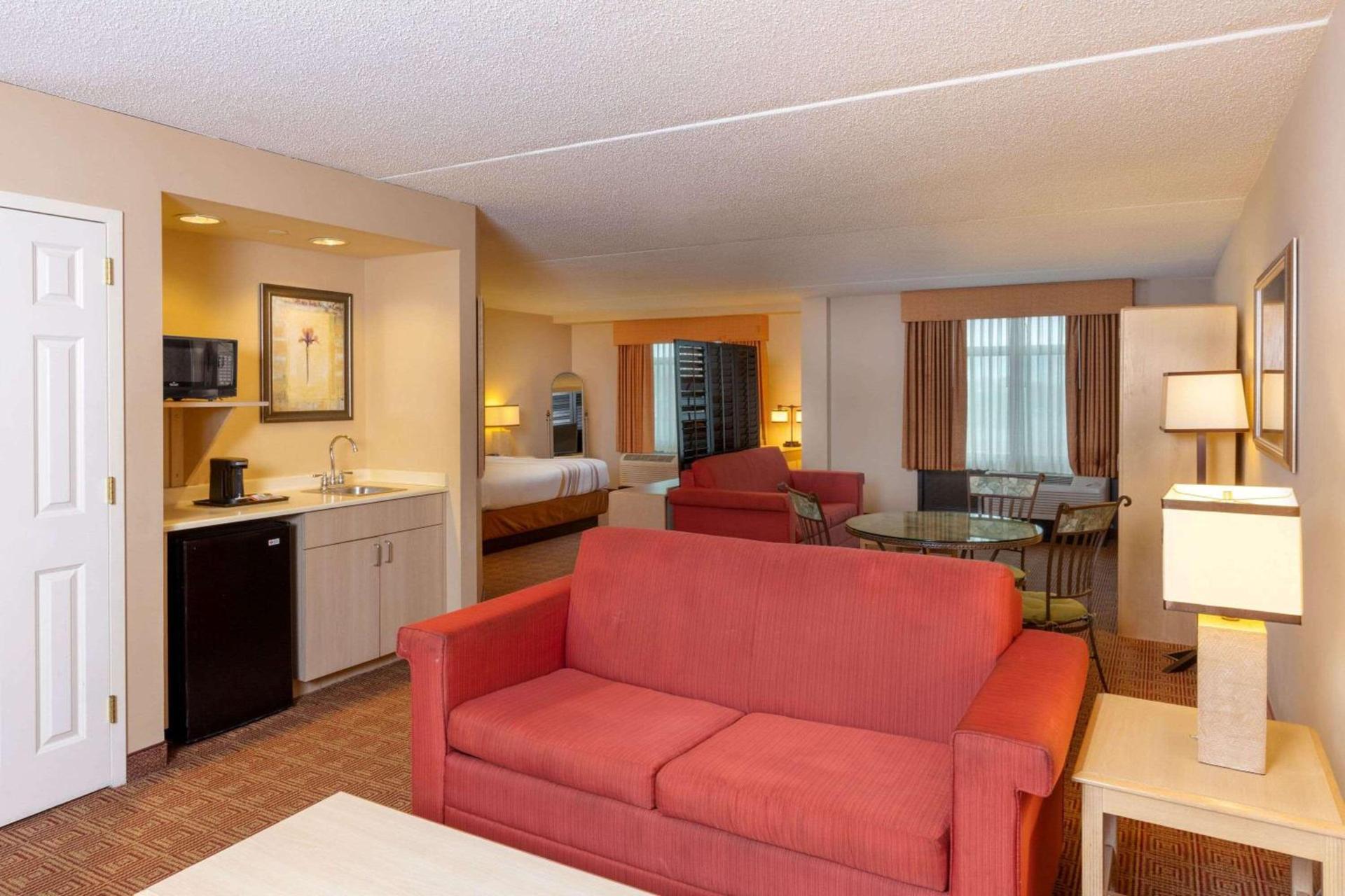 La Quinta by Wyndham Garden City photo 11