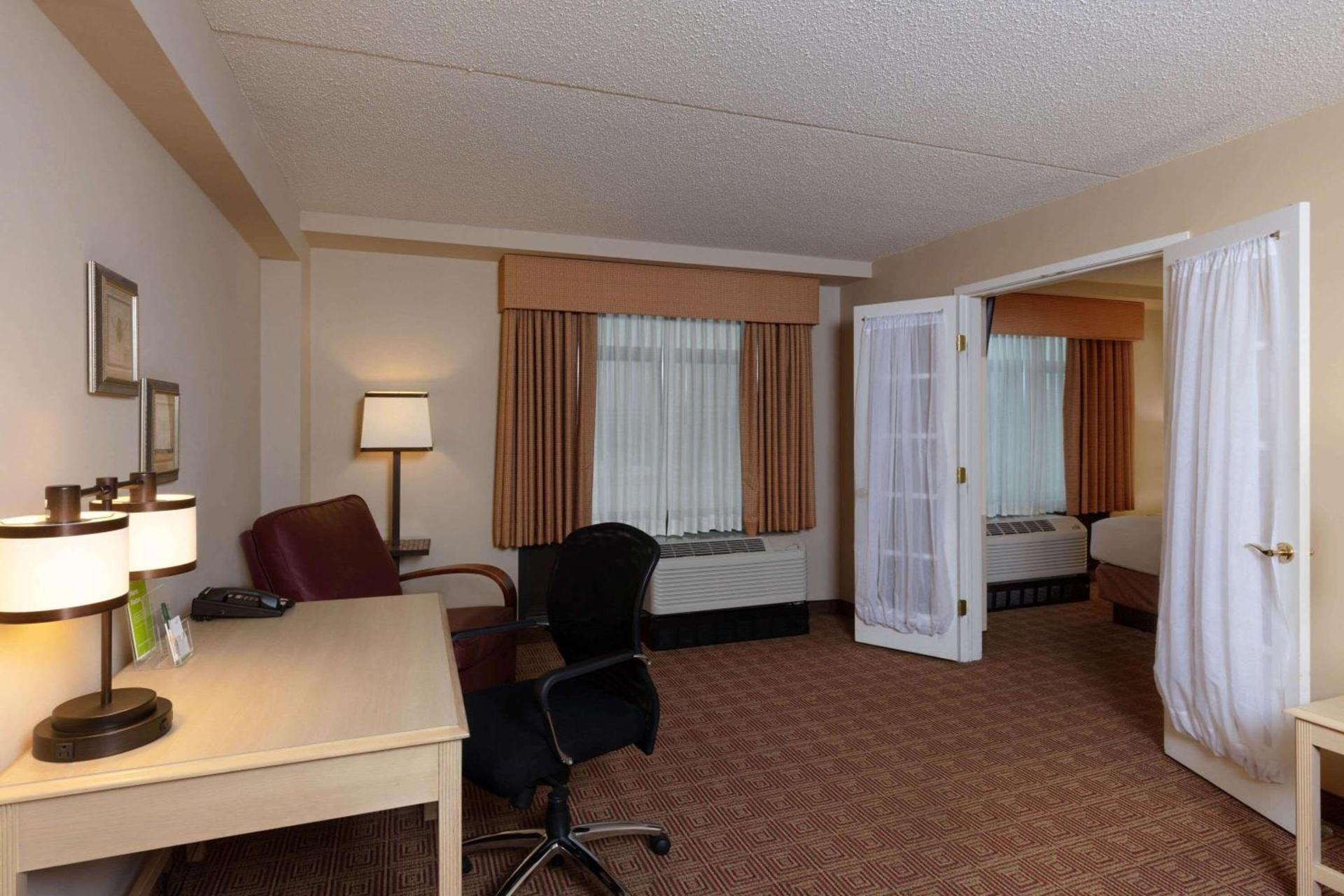 La Quinta by Wyndham Garden City photo 10