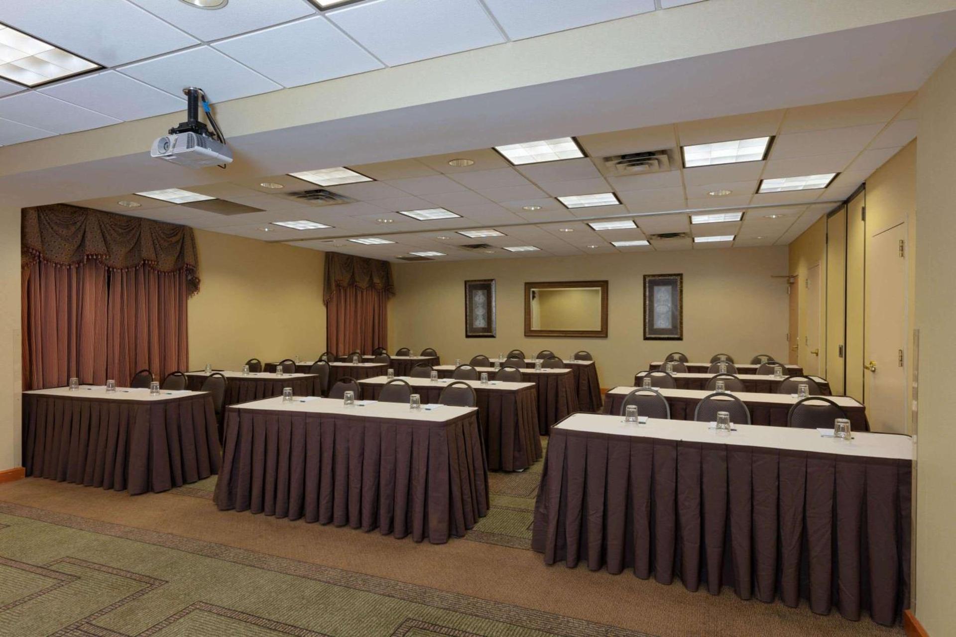 La Quinta by Wyndham Garden City photo 7