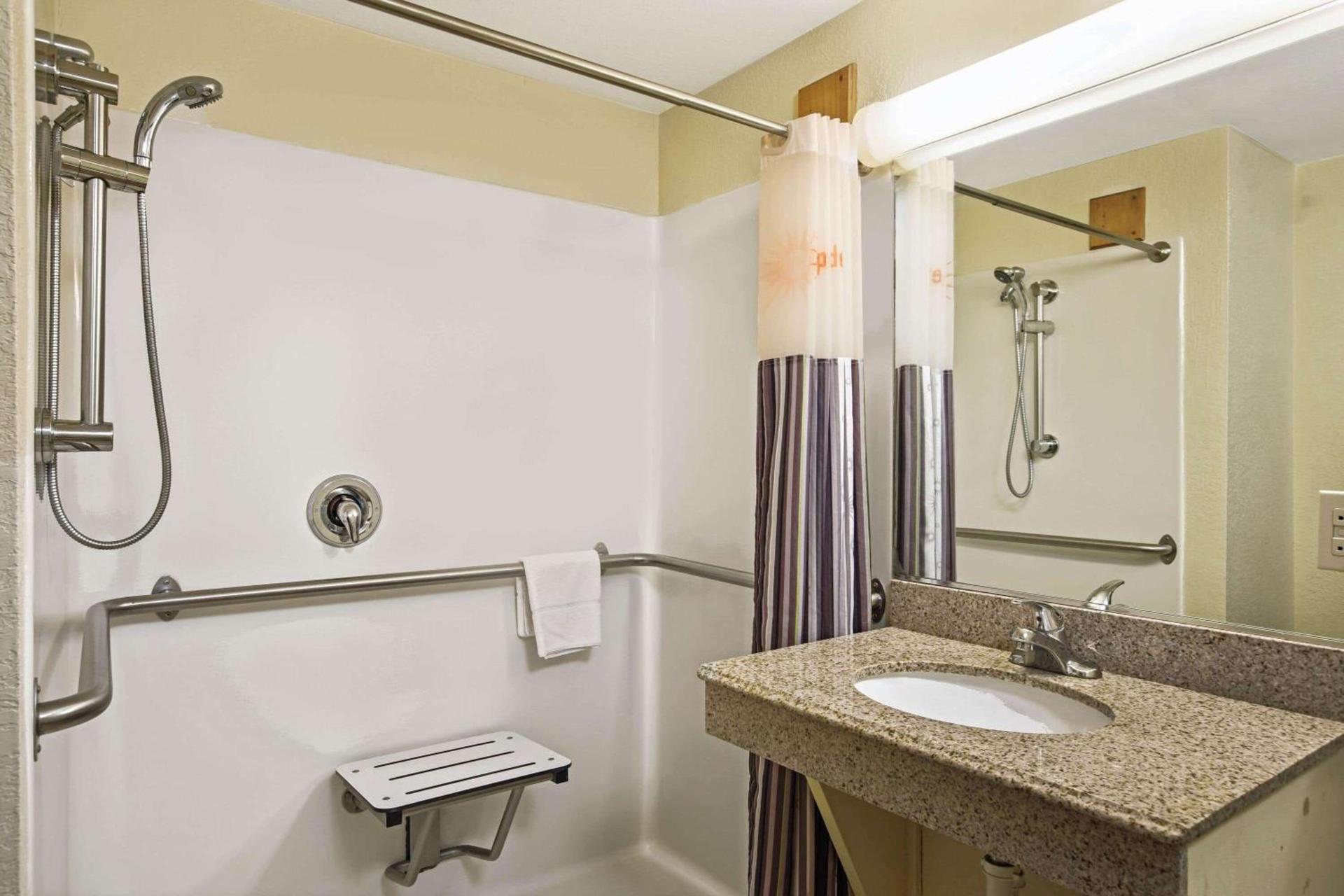 La Quinta by Wyndham Salina photo 39