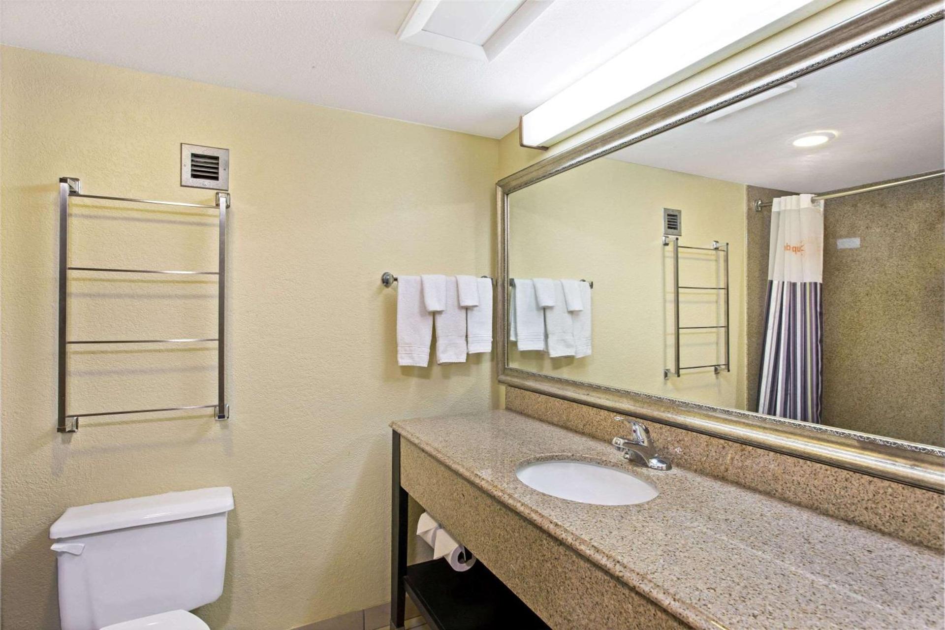 La Quinta by Wyndham Salina photo 38