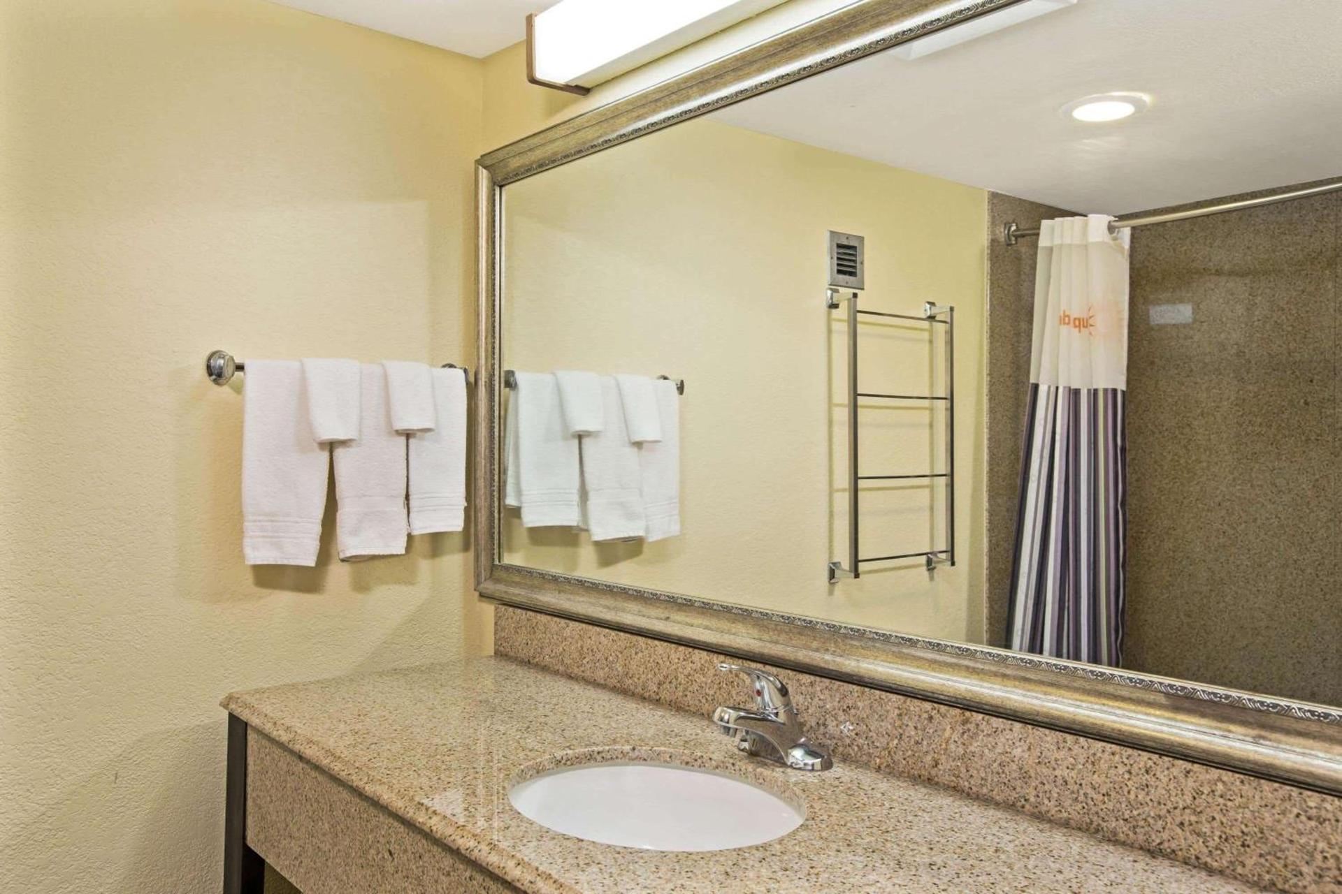 La Quinta by Wyndham Salina photo 37