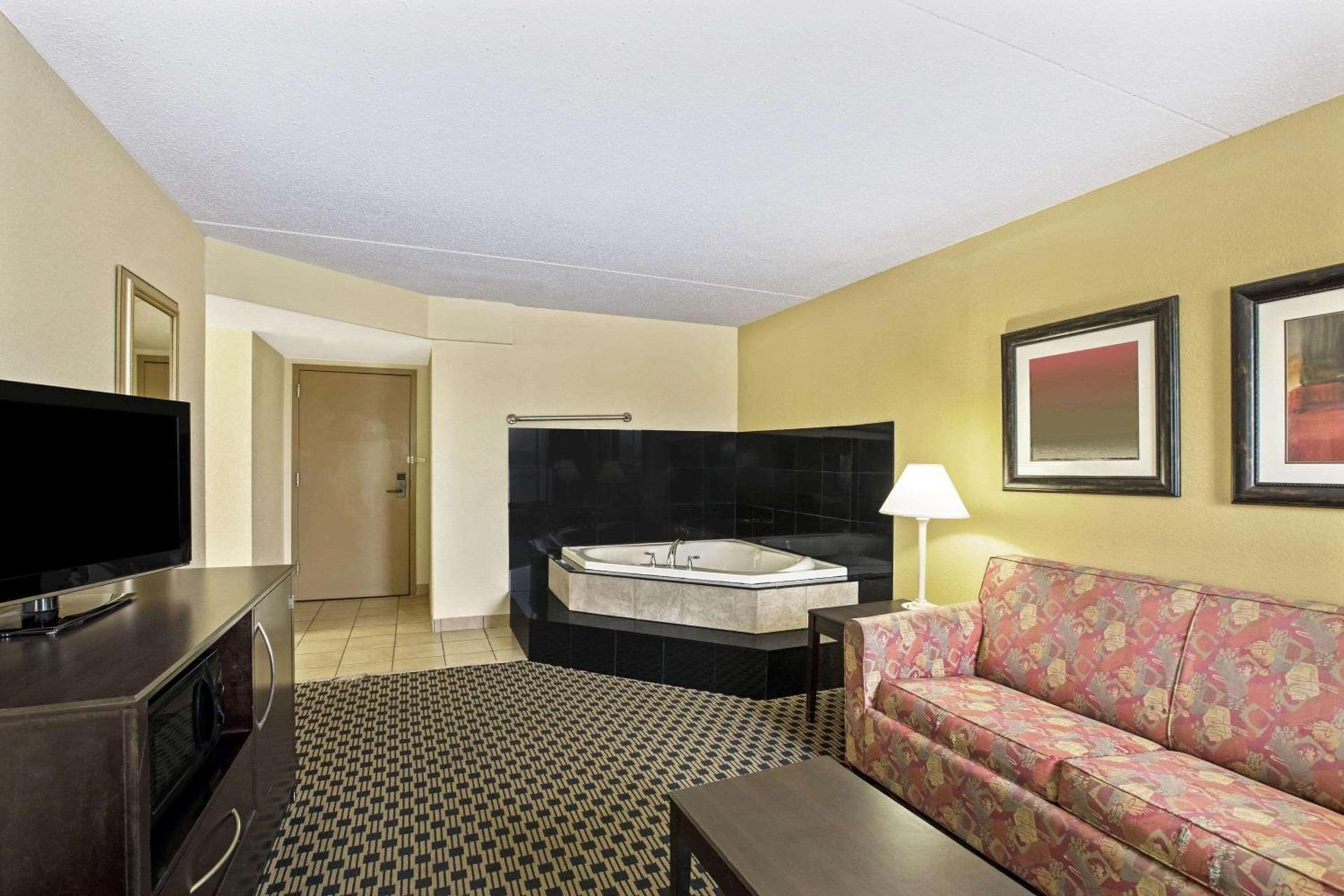 La Quinta by Wyndham Salina photo 35