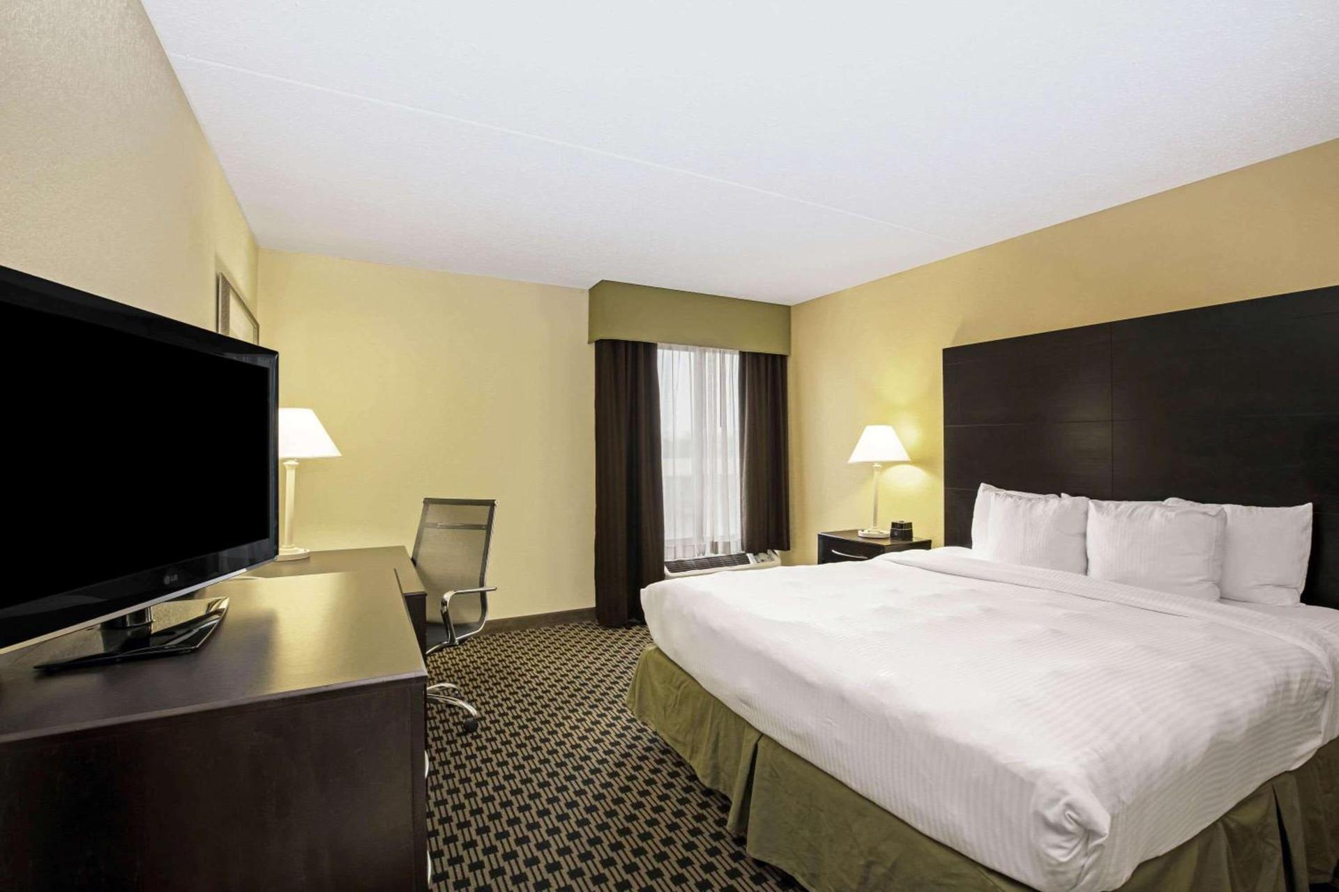 La Quinta by Wyndham Salina photo 32