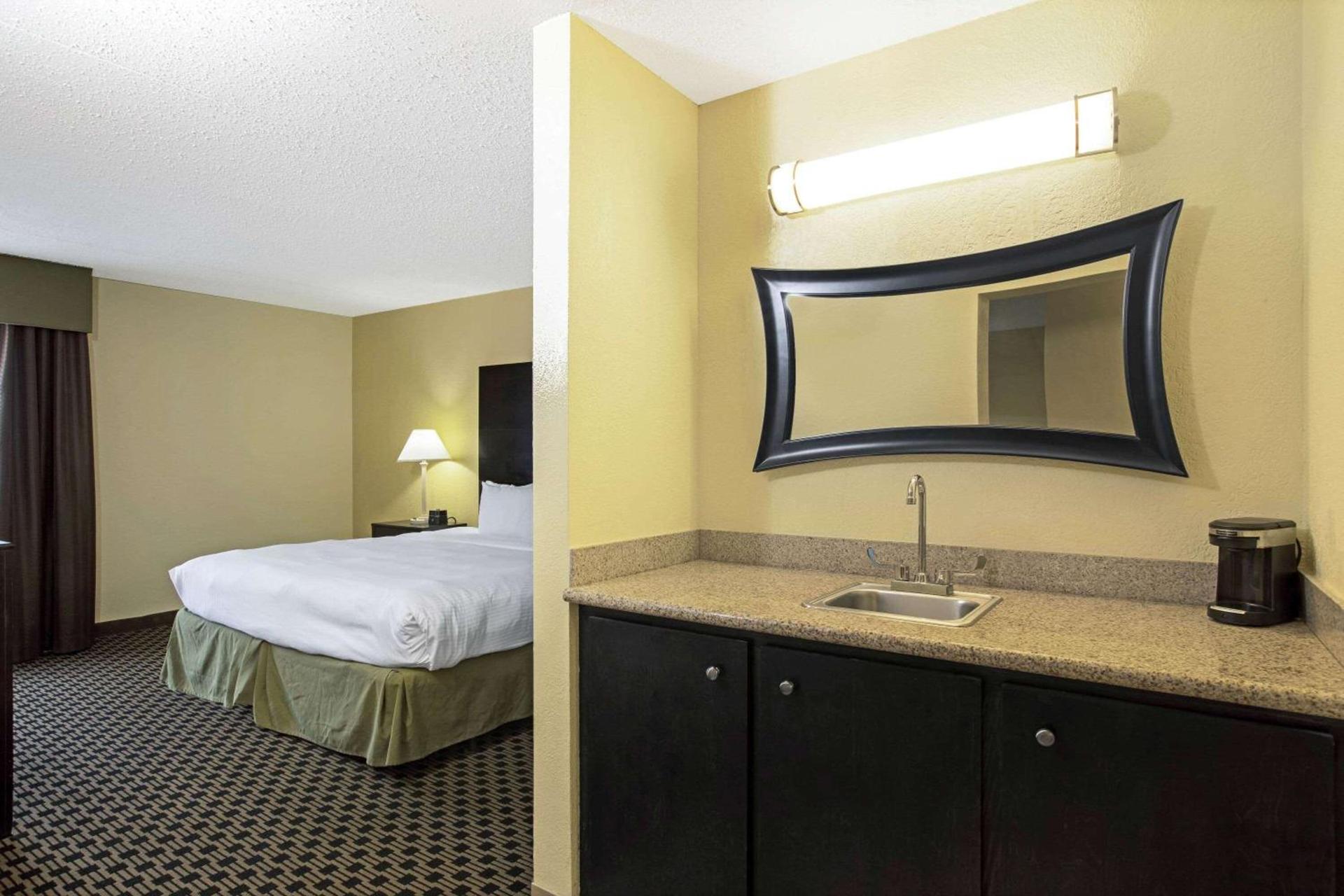 La Quinta by Wyndham Salina photo 30