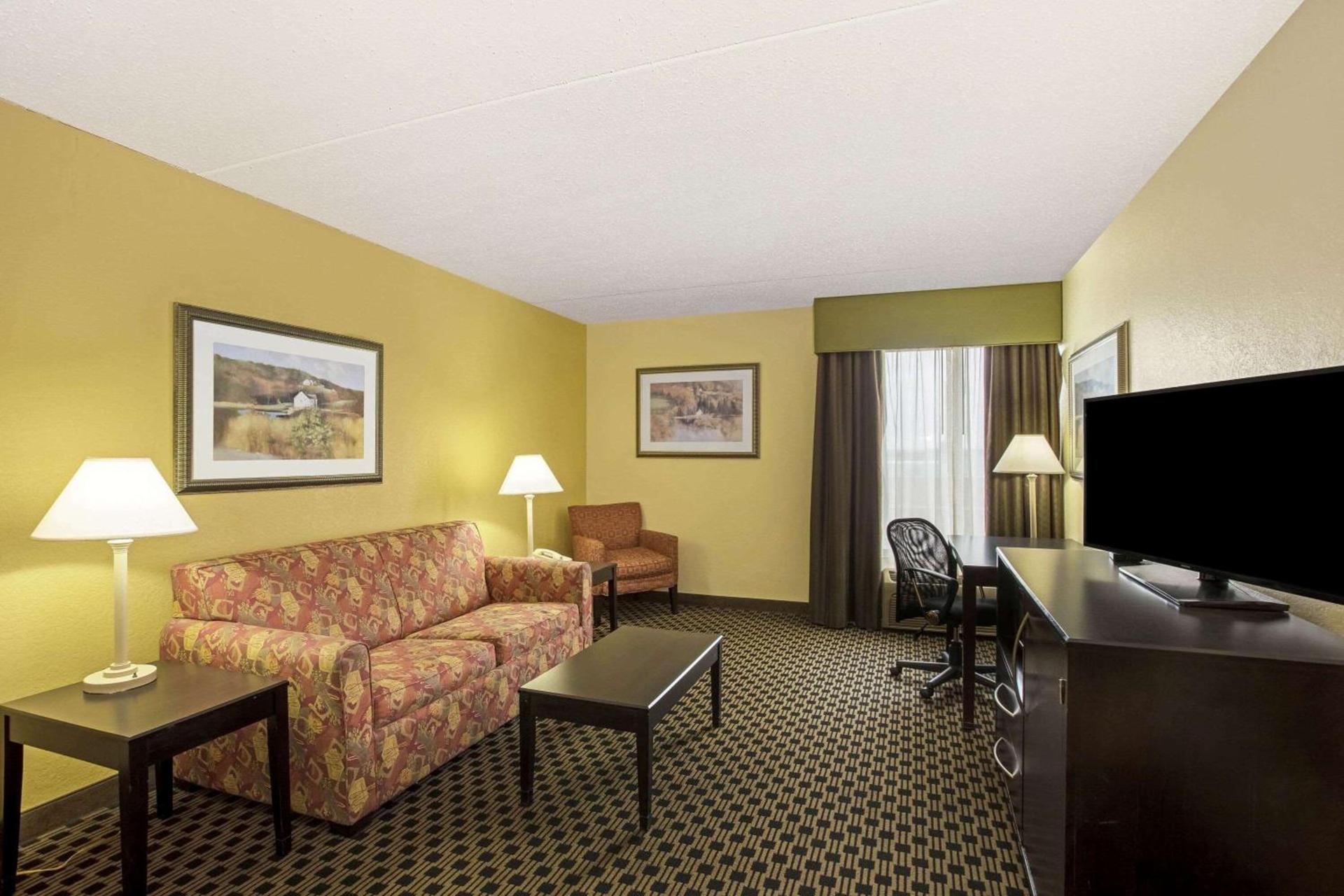 La Quinta by Wyndham Salina photo 33