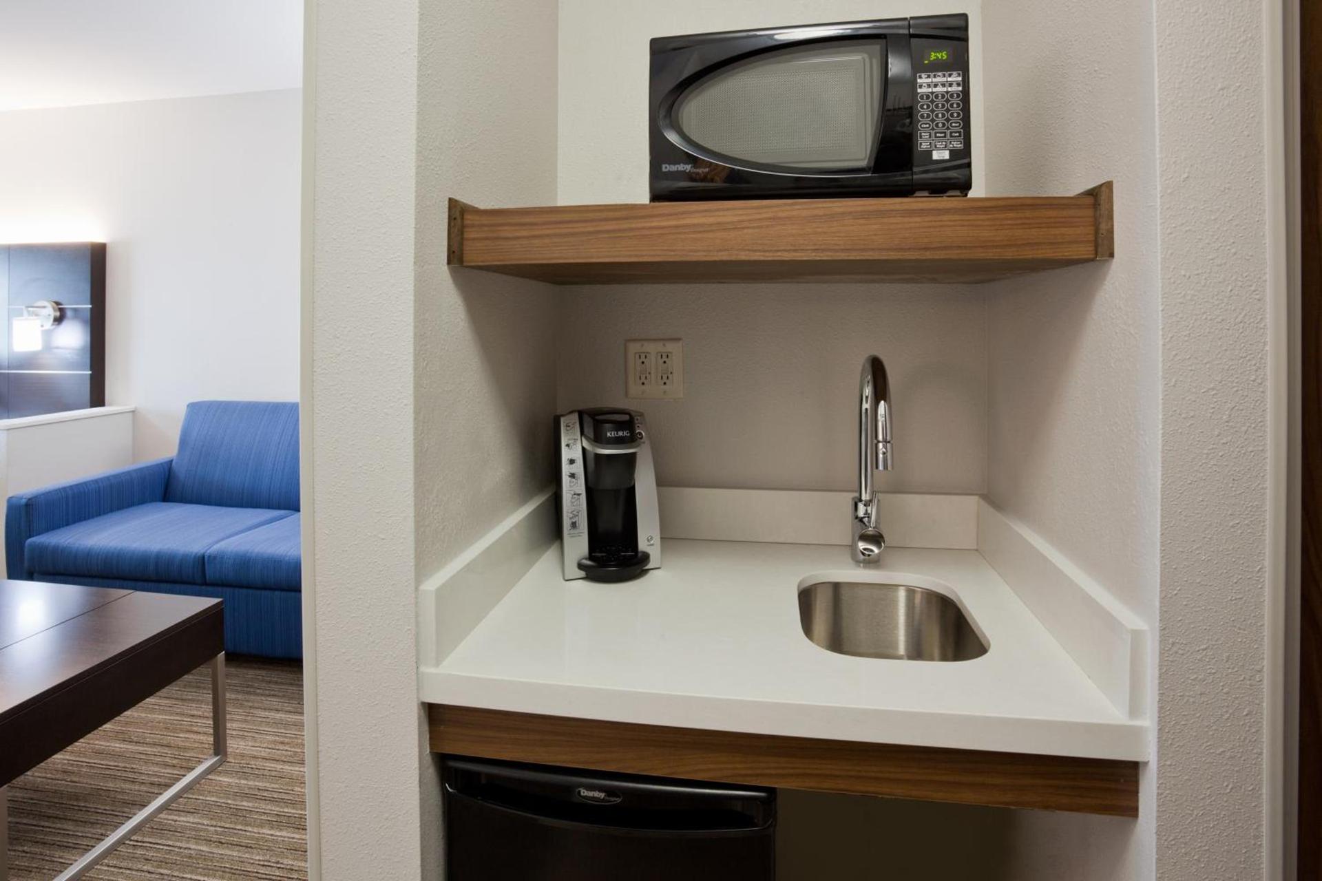 Holiday Inn Express & Suites - Dickinson by IHG photo 10