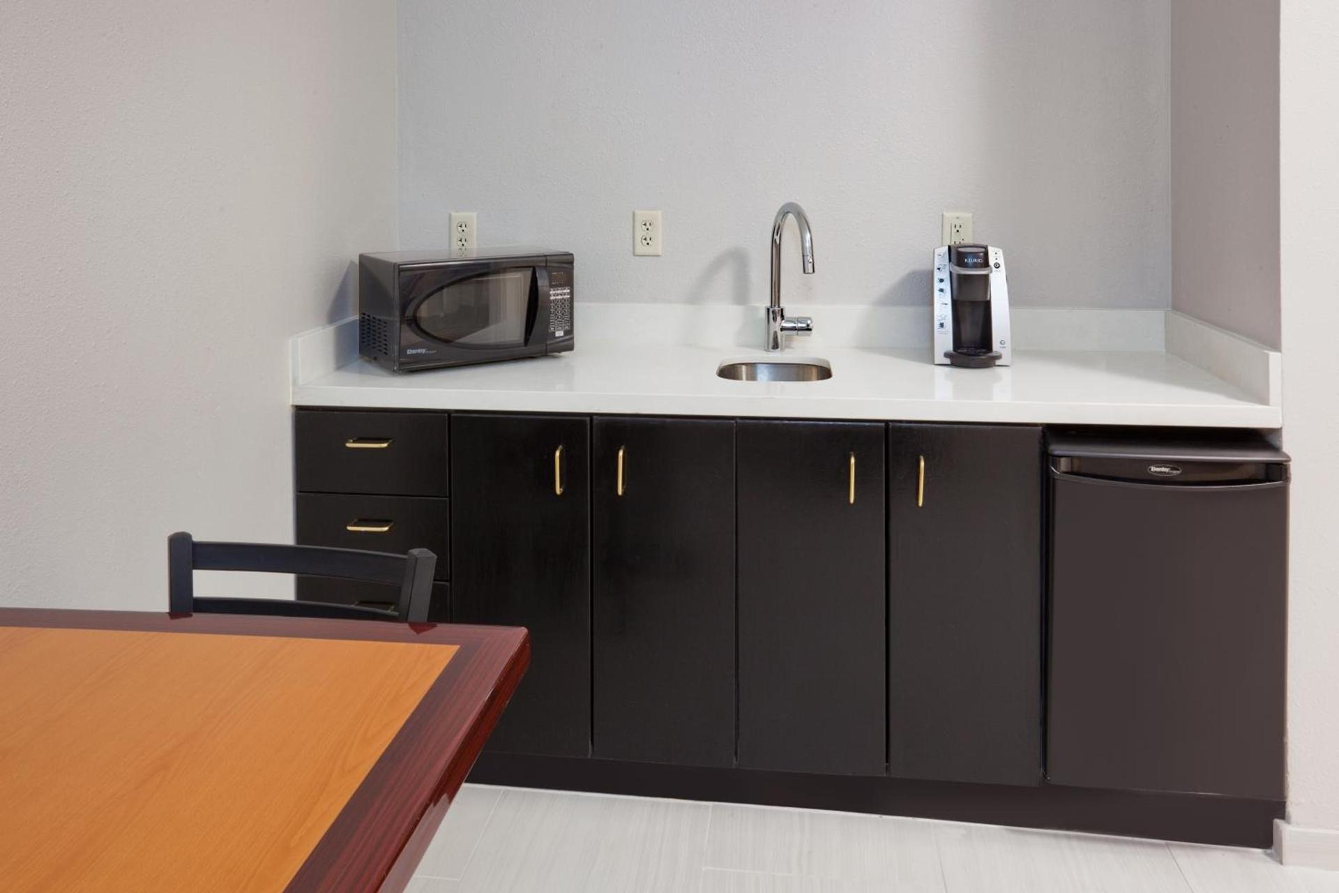 Holiday Inn Express & Suites - Dickinson by IHG photo 34