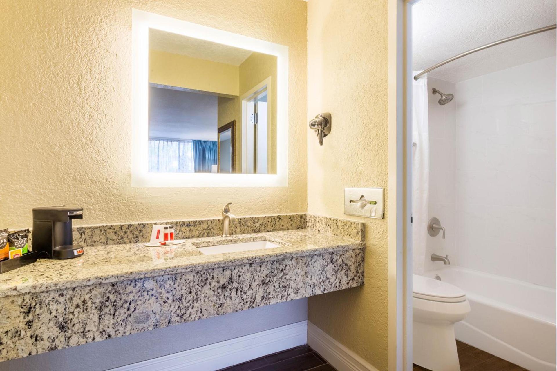 Howard Johnson by Wyndham Lakeland photo 31