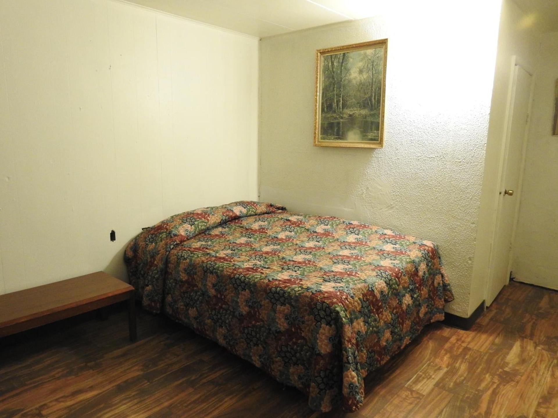 LAWRENCEBURG MOTEL photo 3