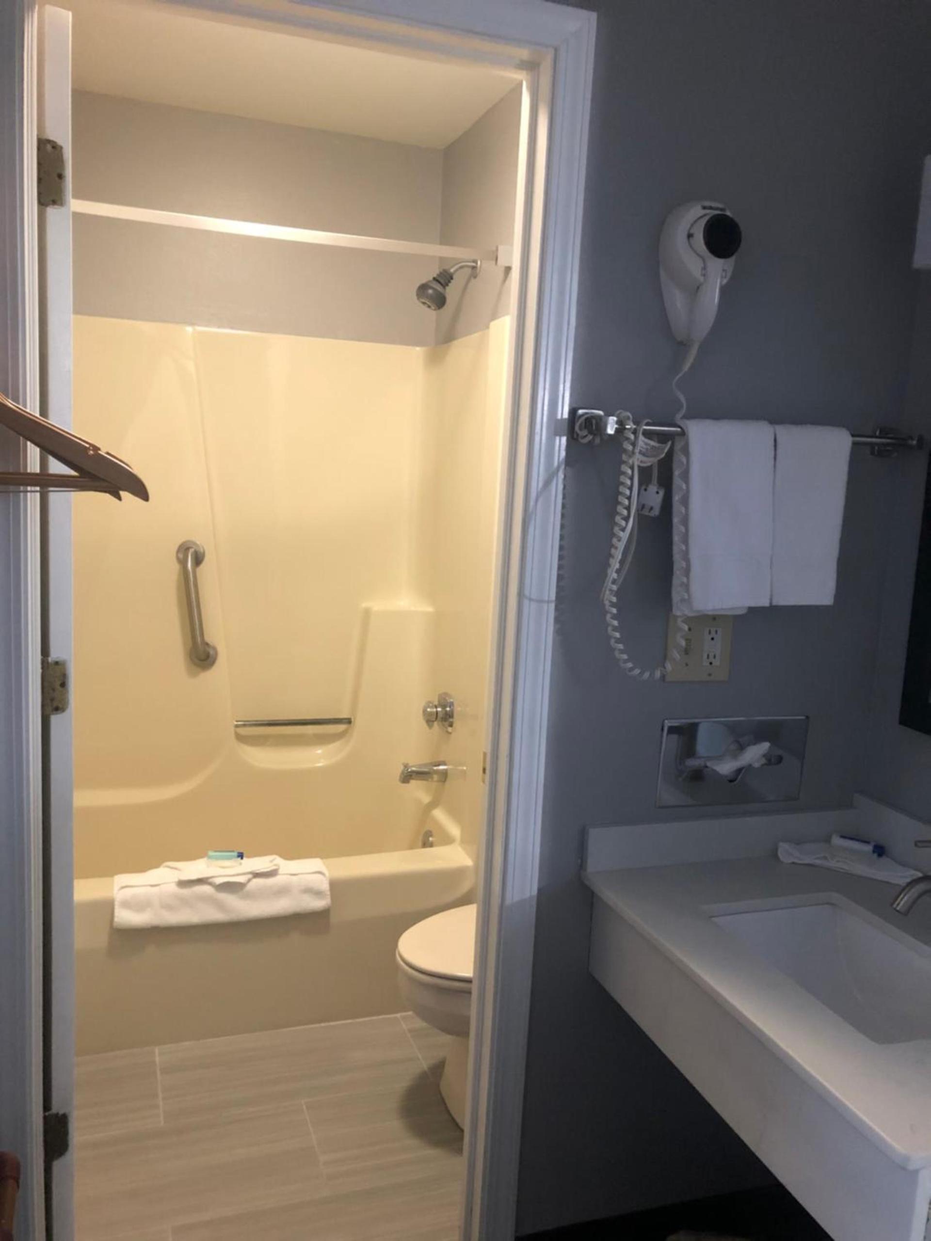 Adams Inn and Suites photo 53