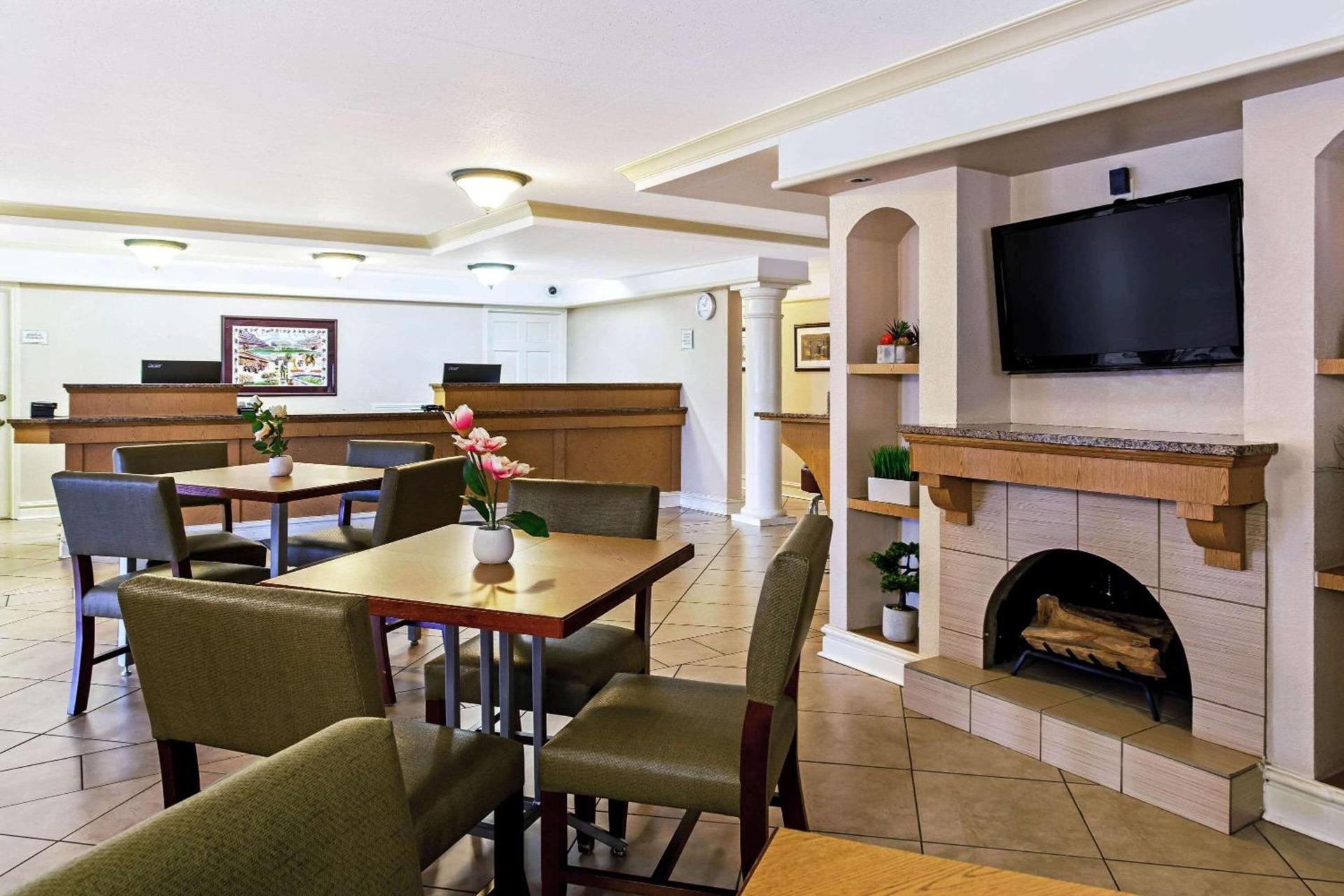Rodeway Inn photo 6
