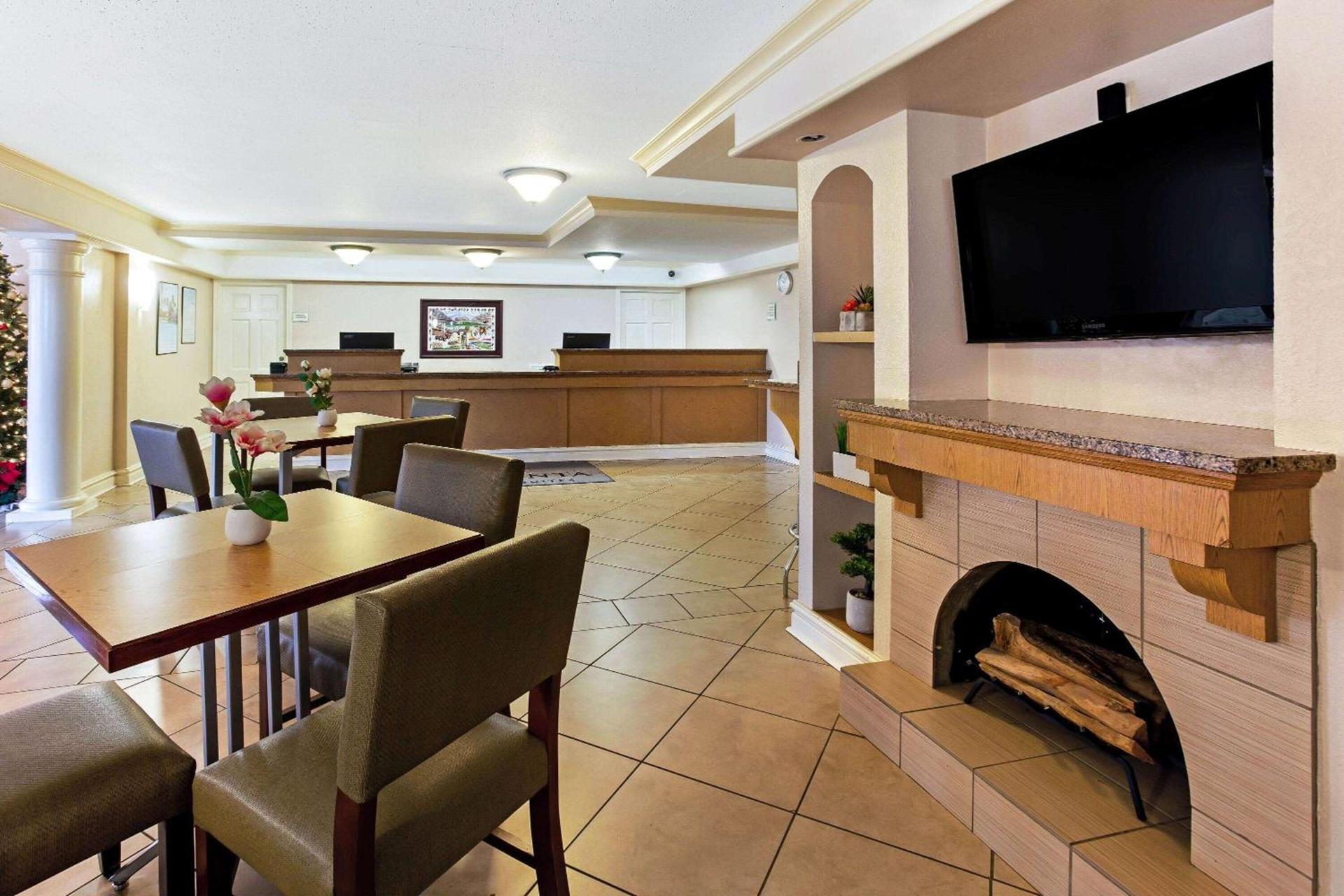 Rodeway Inn photo 8