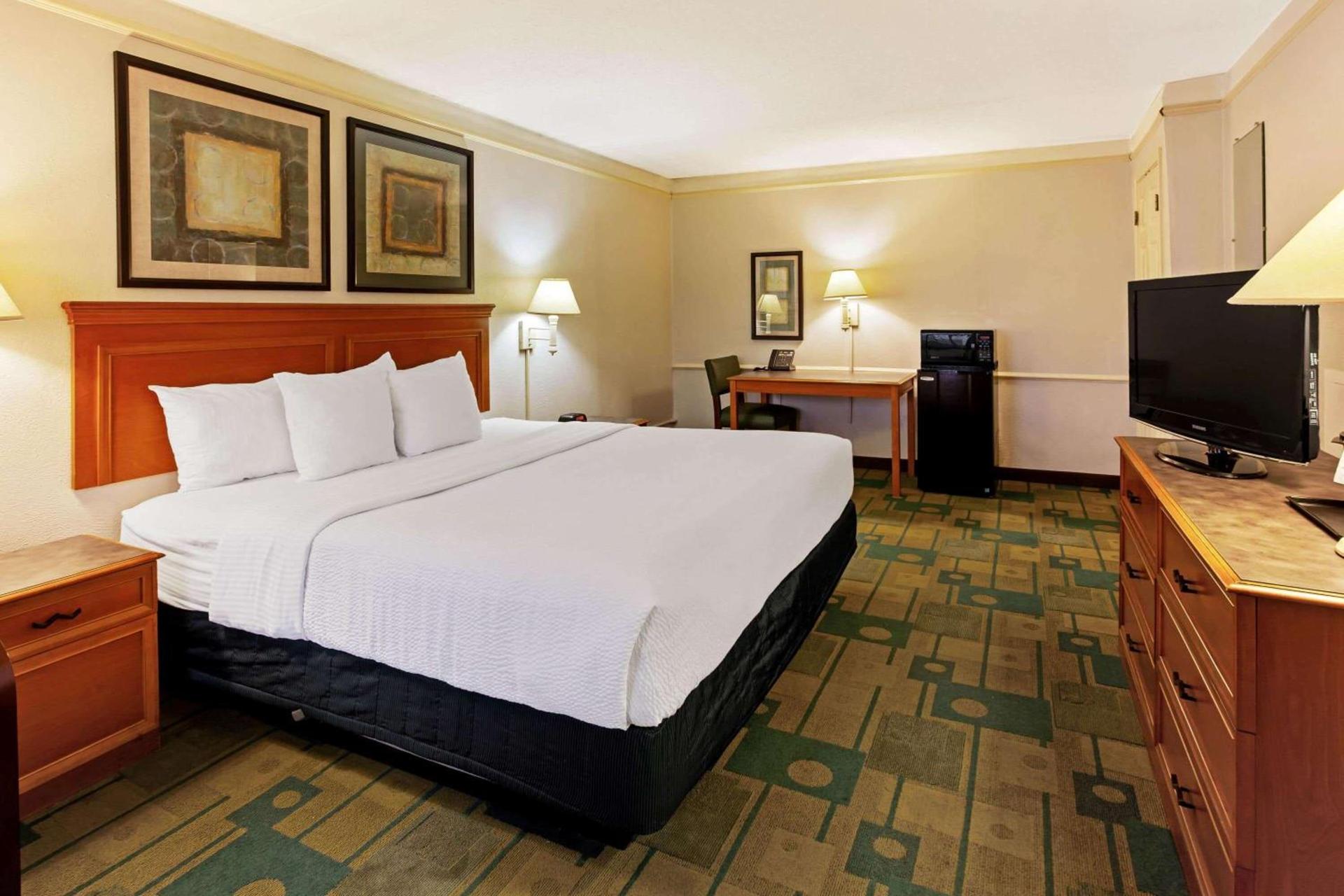 Rodeway Inn photo 10
