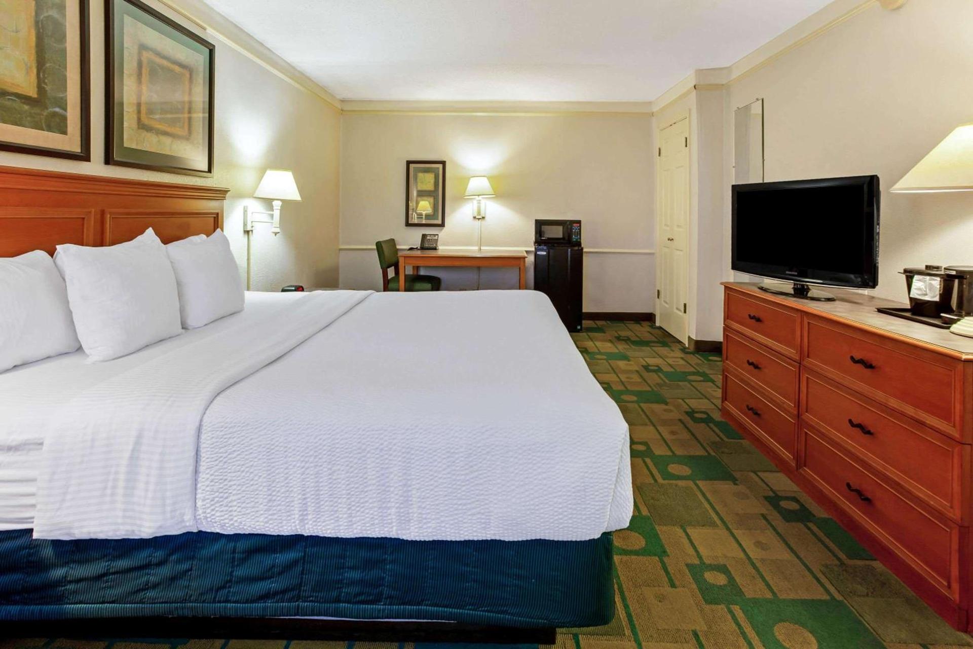 Rodeway Inn photo 11