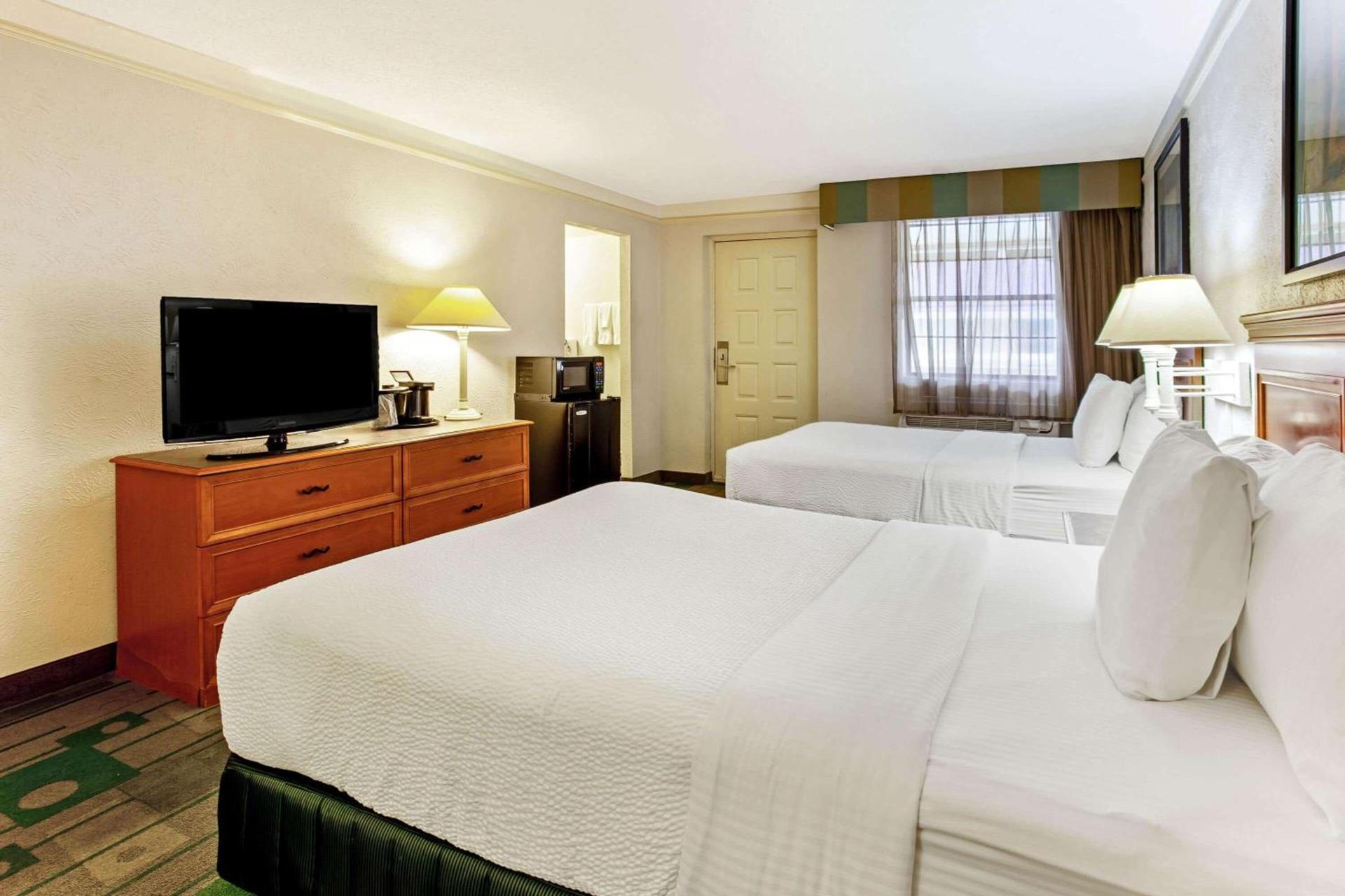 Rodeway Inn photo 12