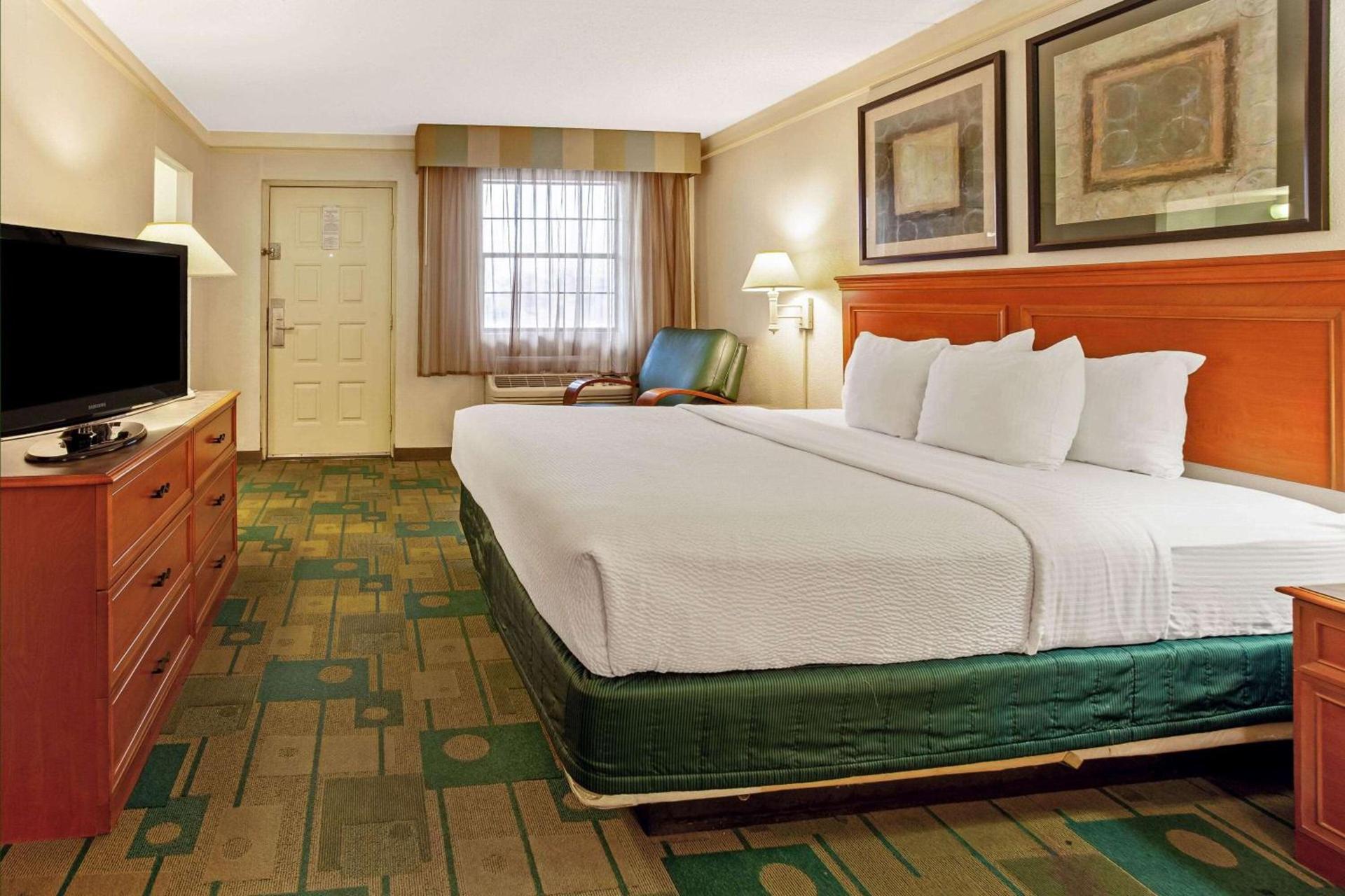 Rodeway Inn photo 13