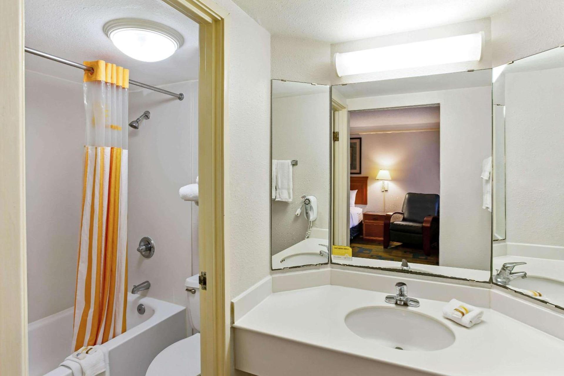Rodeway Inn photo 14