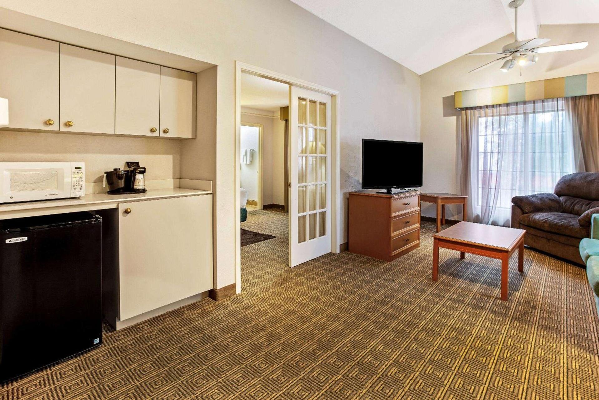 Rodeway Inn photo 17