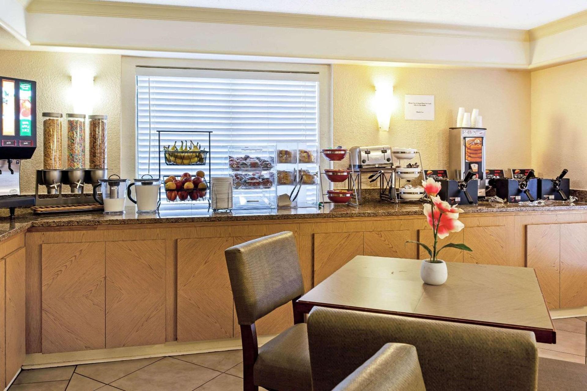 Rodeway Inn photo 23