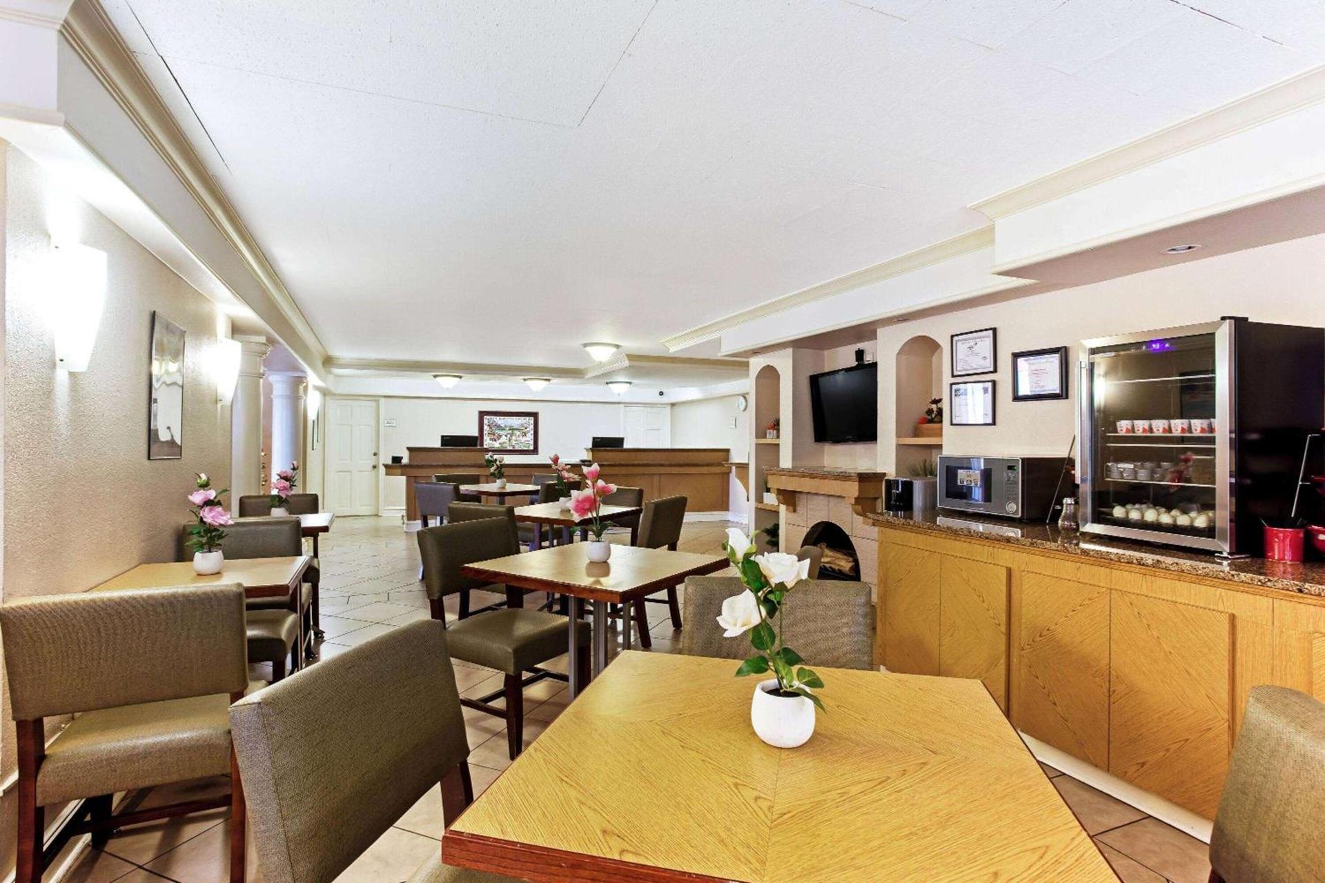 Rodeway Inn photo 24