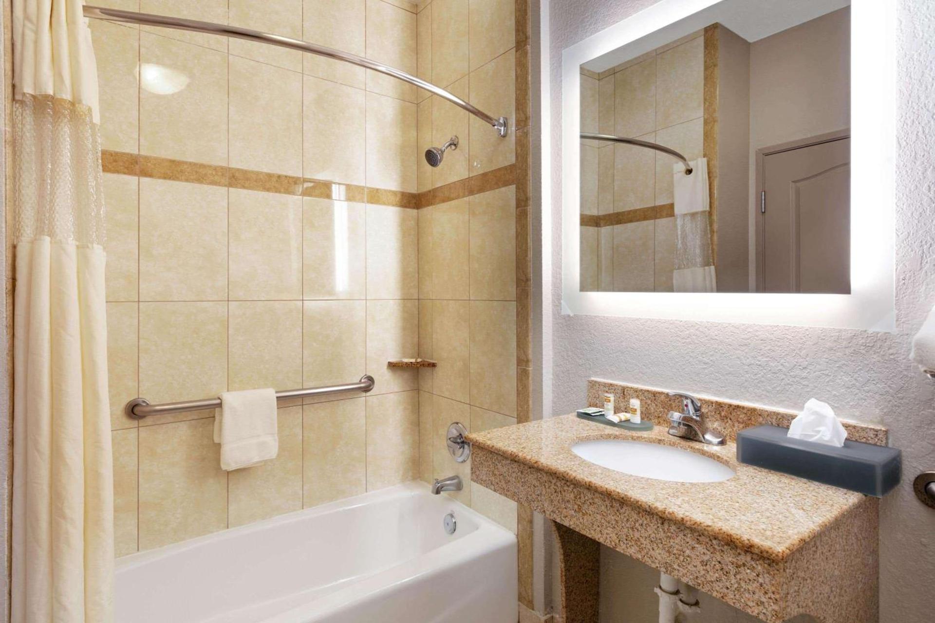 La Quinta by Wyndham Lindale photo 22