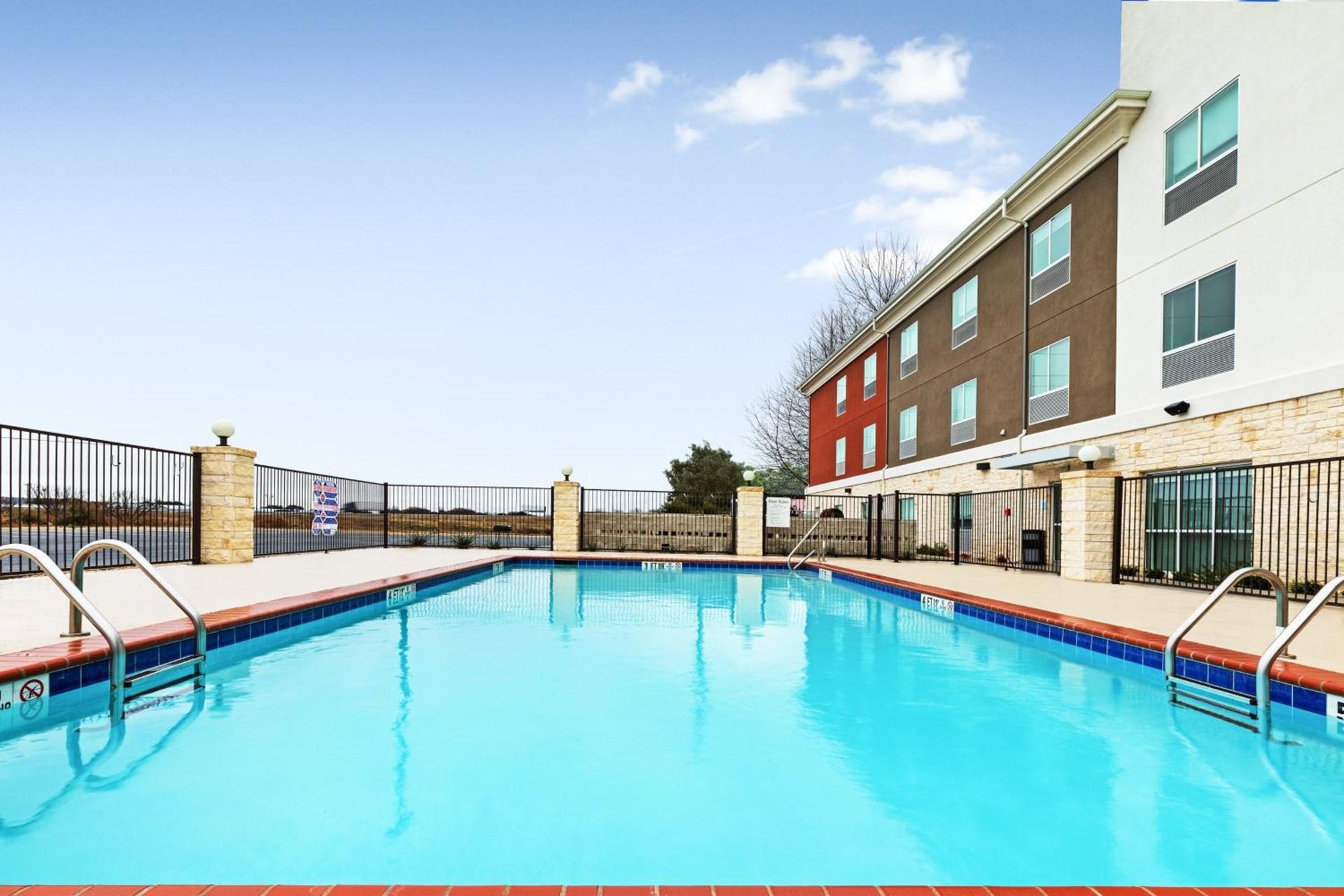 Holiday Inn Express & Suites Junction by IHG photo 22