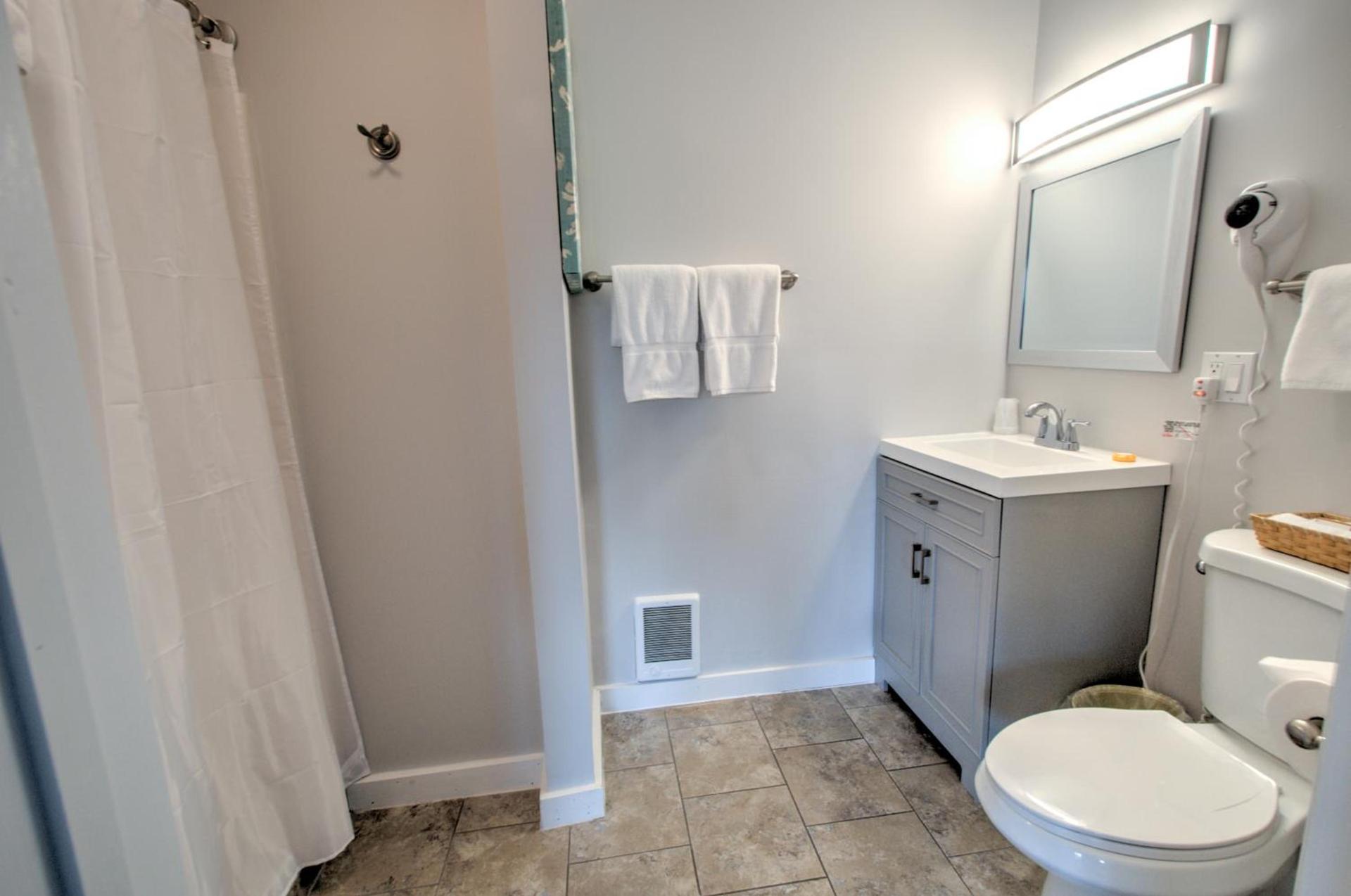 East Shore Lodging photo 14