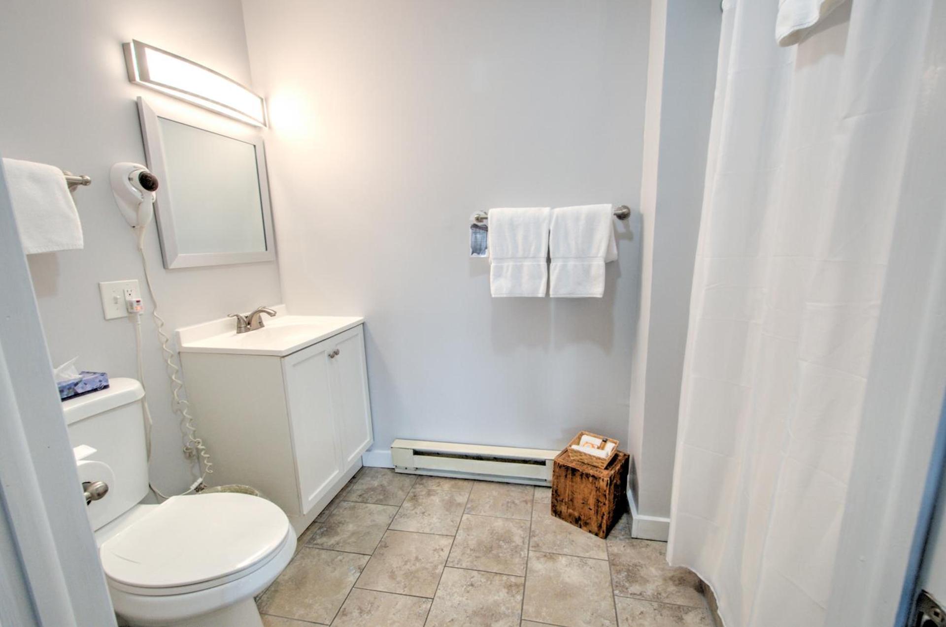 East Shore Lodging photo 11