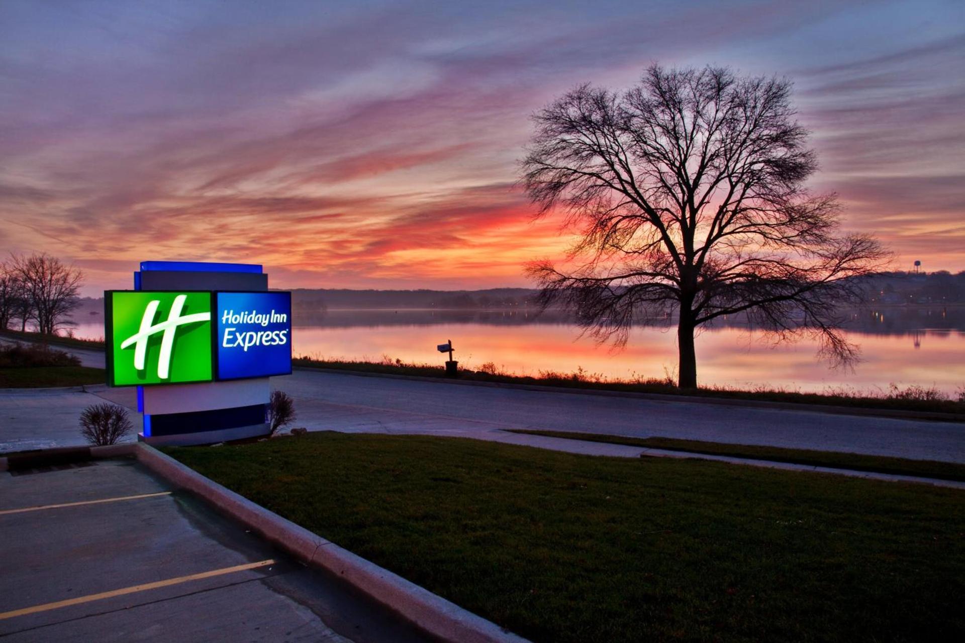 Holiday Inn Express Le Claire Riverfront-Davenport by IHG photo 47