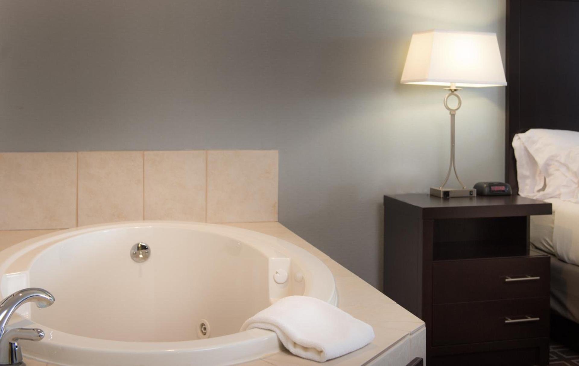 Holiday Inn Express Le Claire Riverfront-Davenport by IHG photo 22