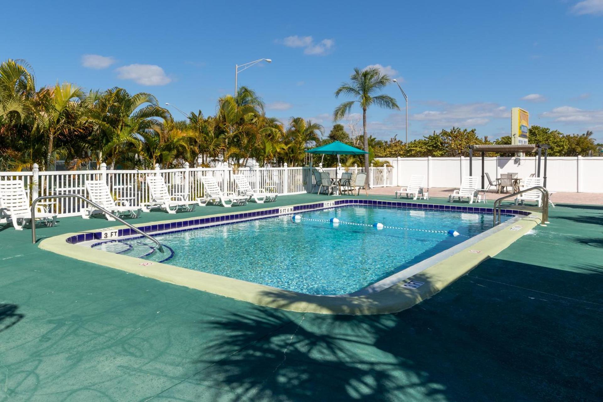 Sunshine Inn & Suites Venice, Florida photo 2