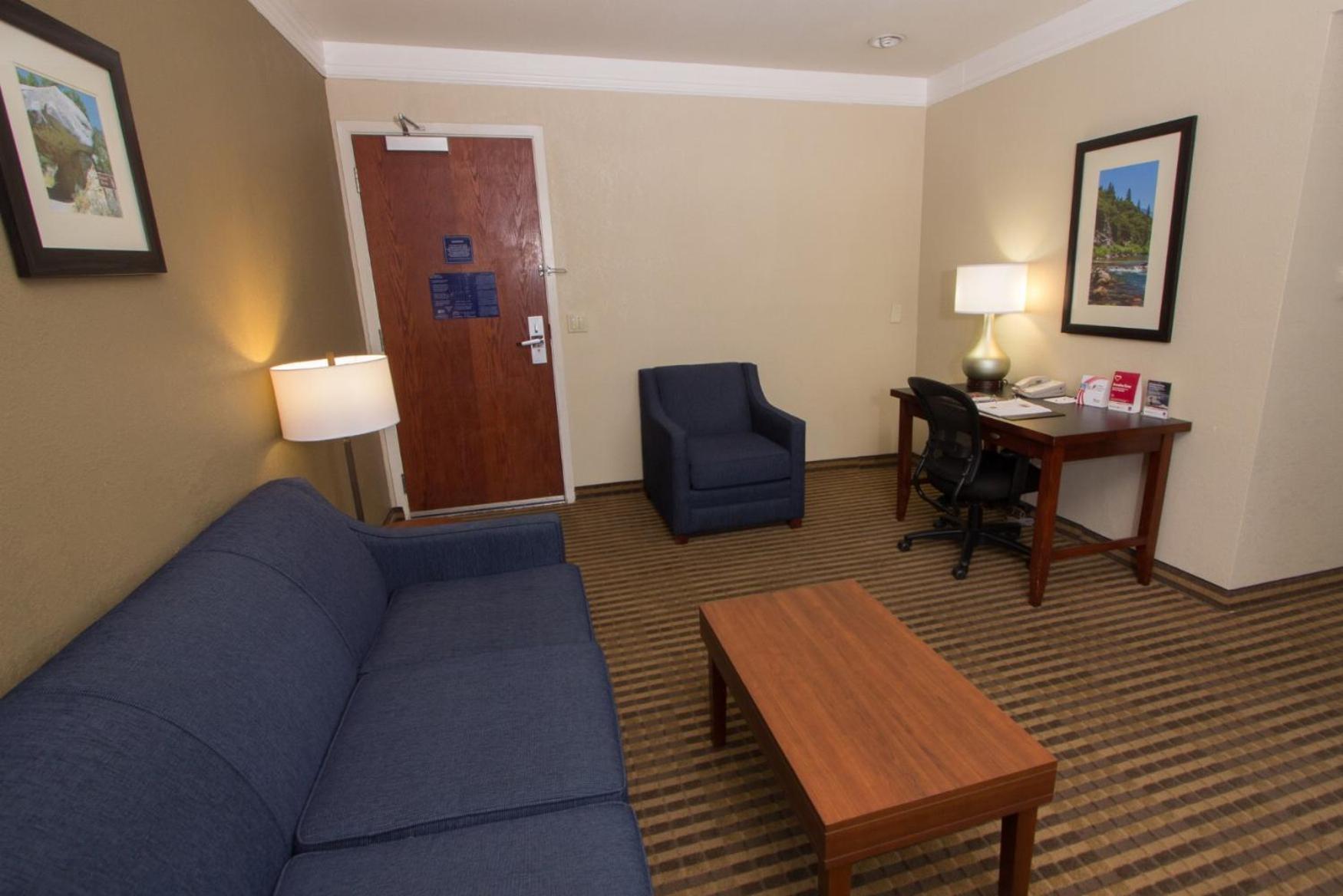 Comfort Suites Visalia - Convention Center photo 4