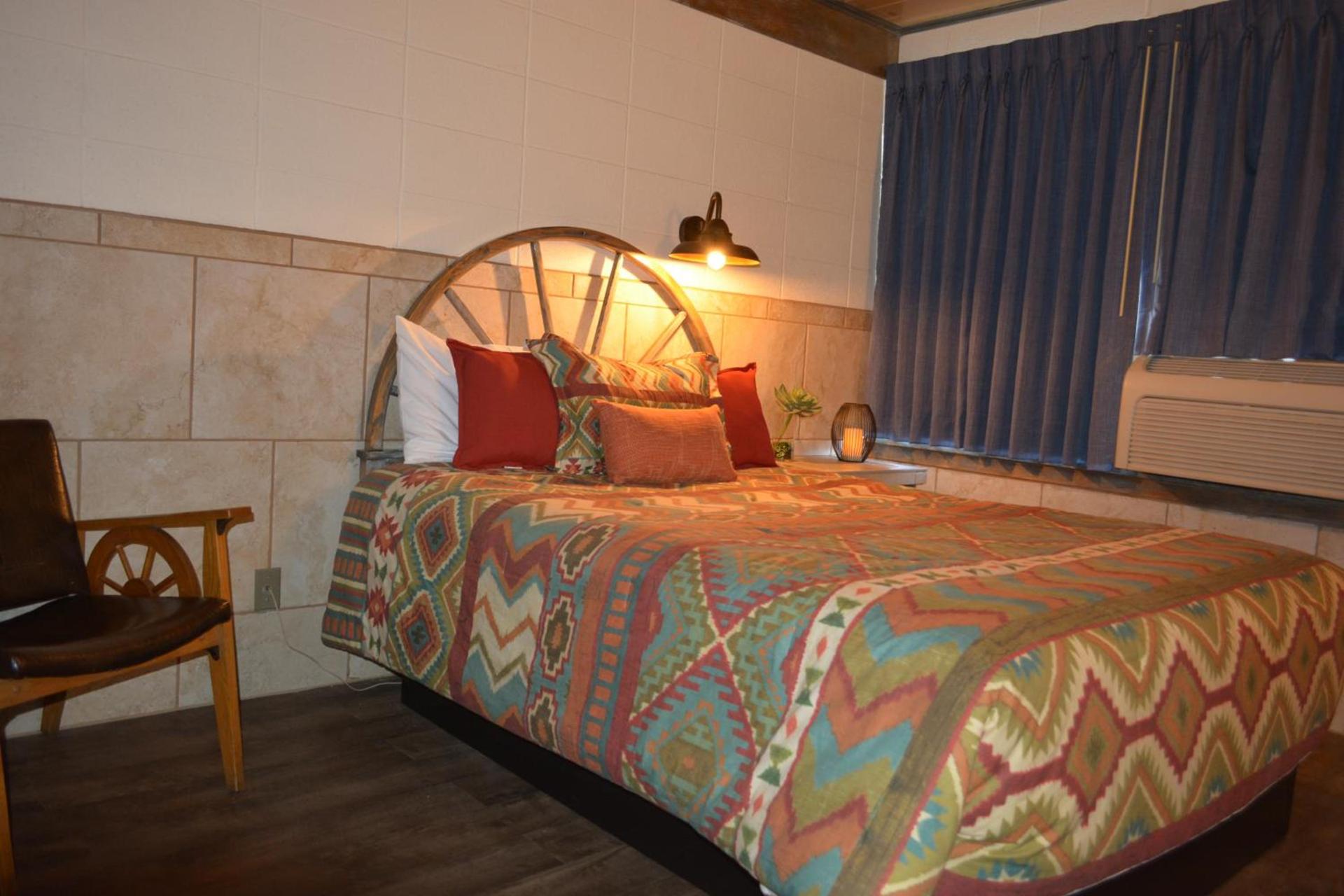 Lariat Motel photo 9
