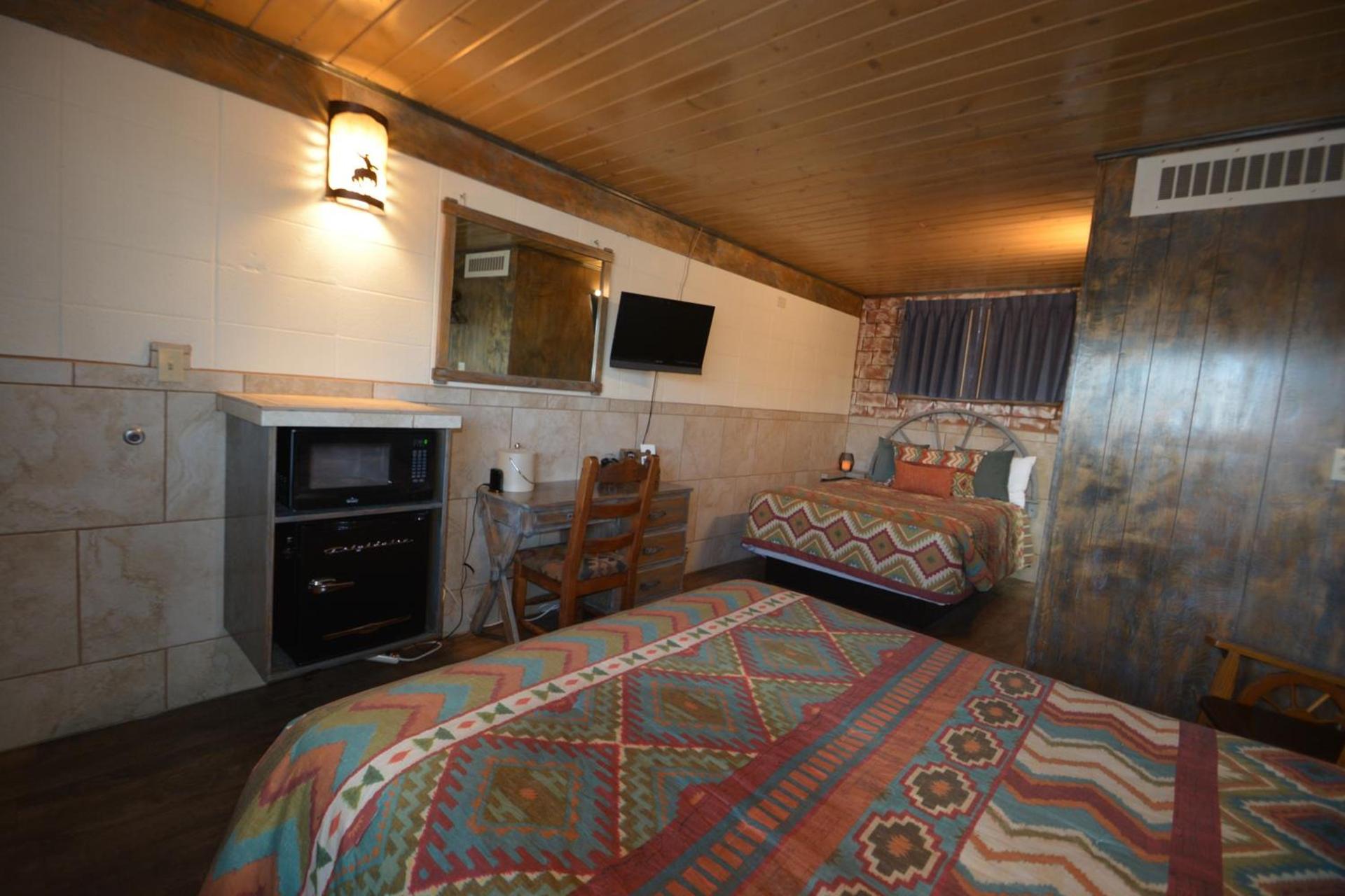 Lariat Motel photo 14
