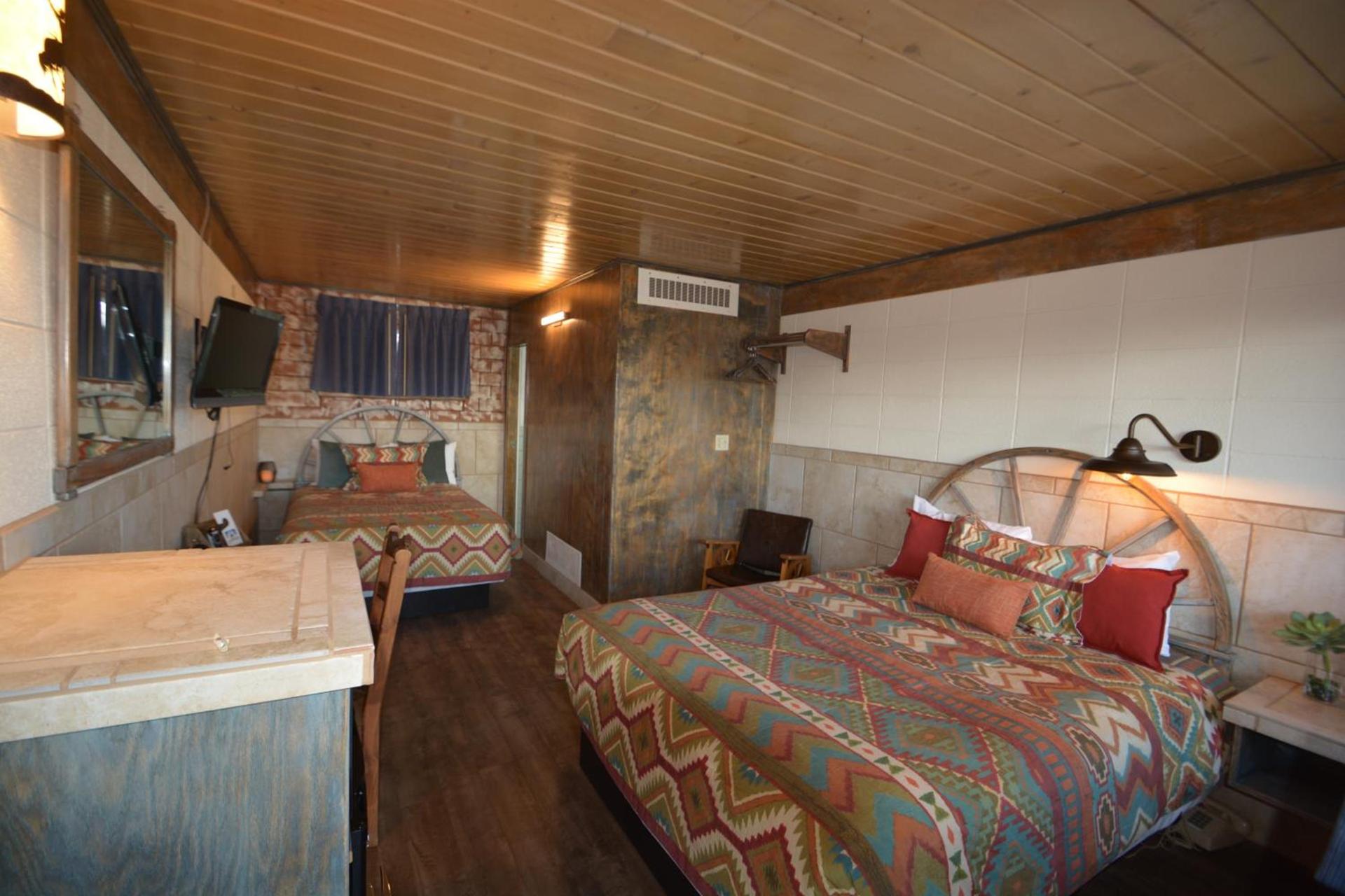 Lariat Motel photo 15