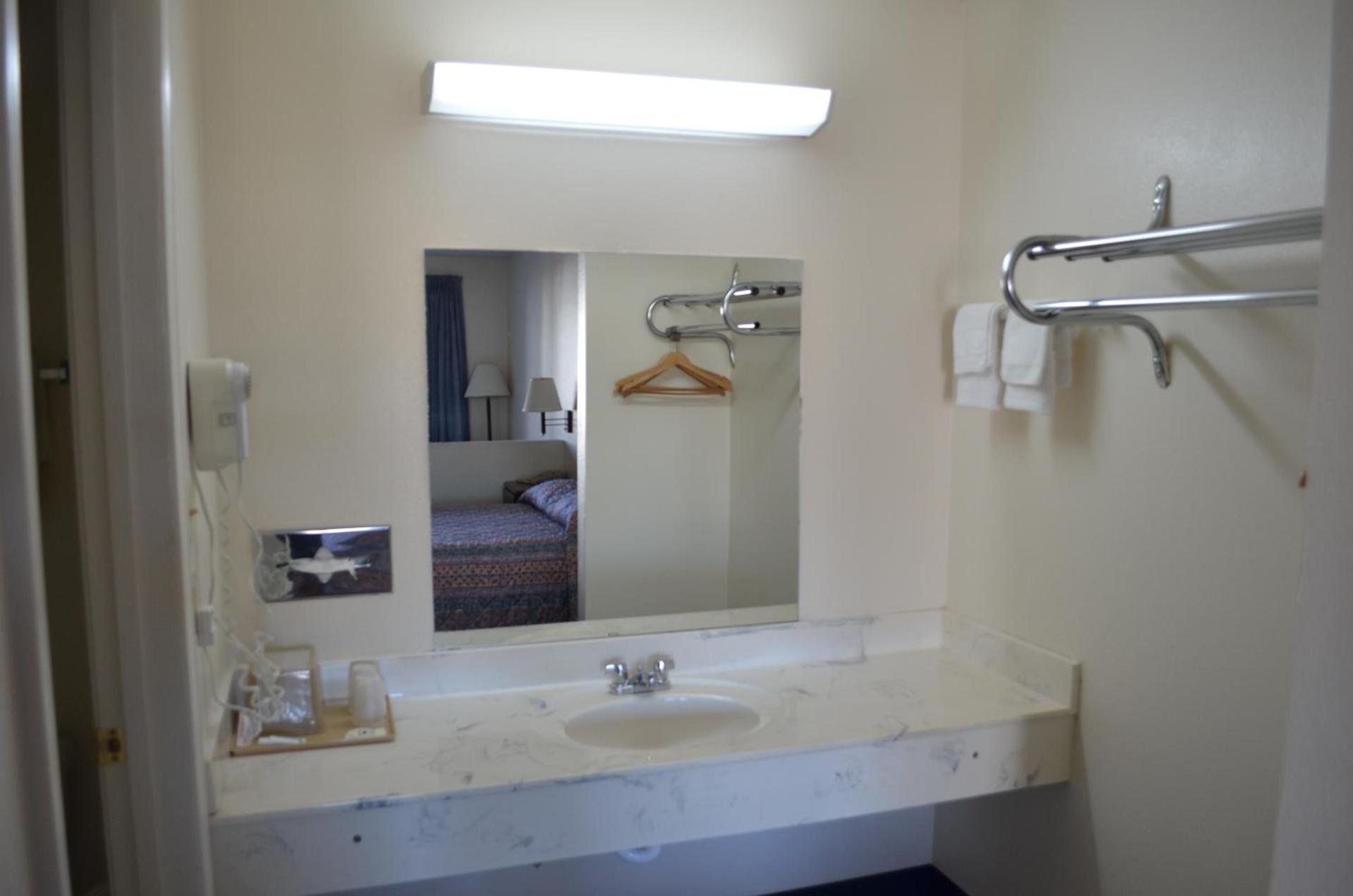 American Inn and Suites White Hall photo 36