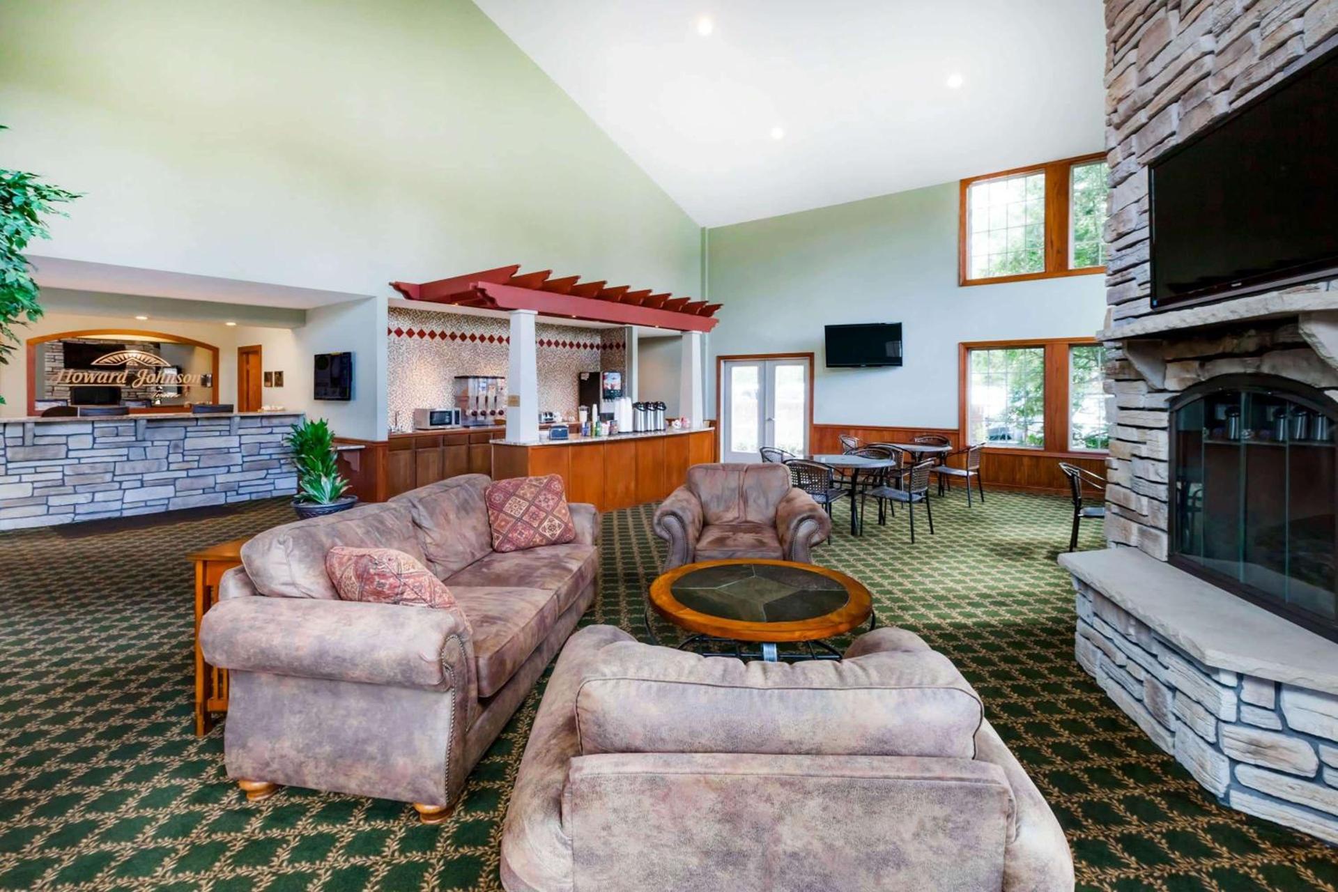 Howard Johnson by Wyndham Traverse City photo 9