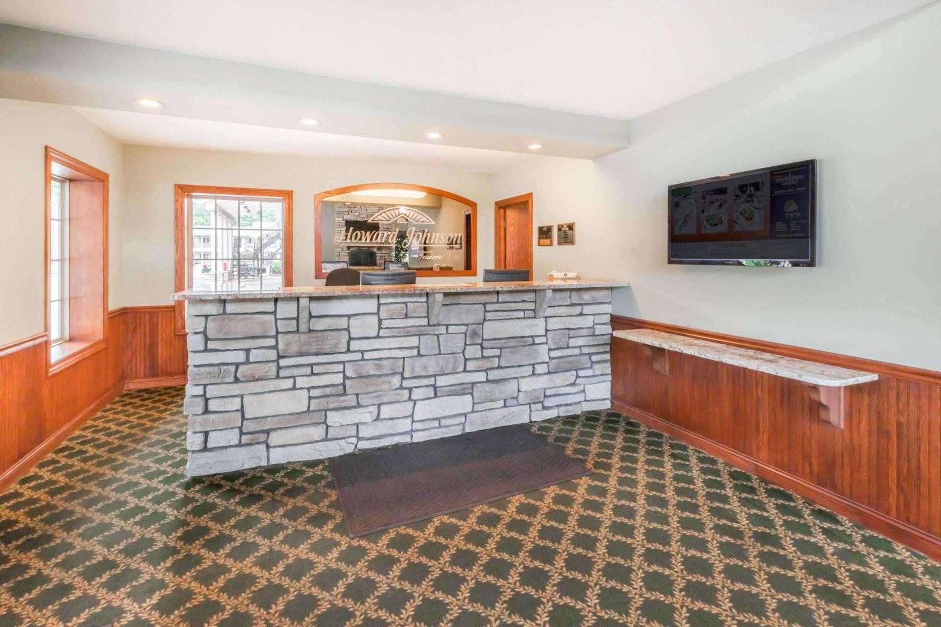 Howard Johnson by Wyndham Traverse City photo 2