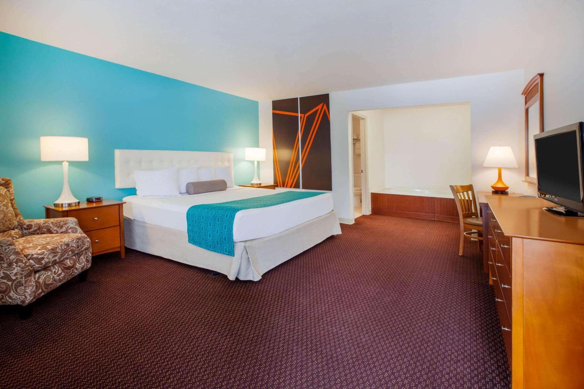 Howard Johnson by Wyndham Traverse City photo 24