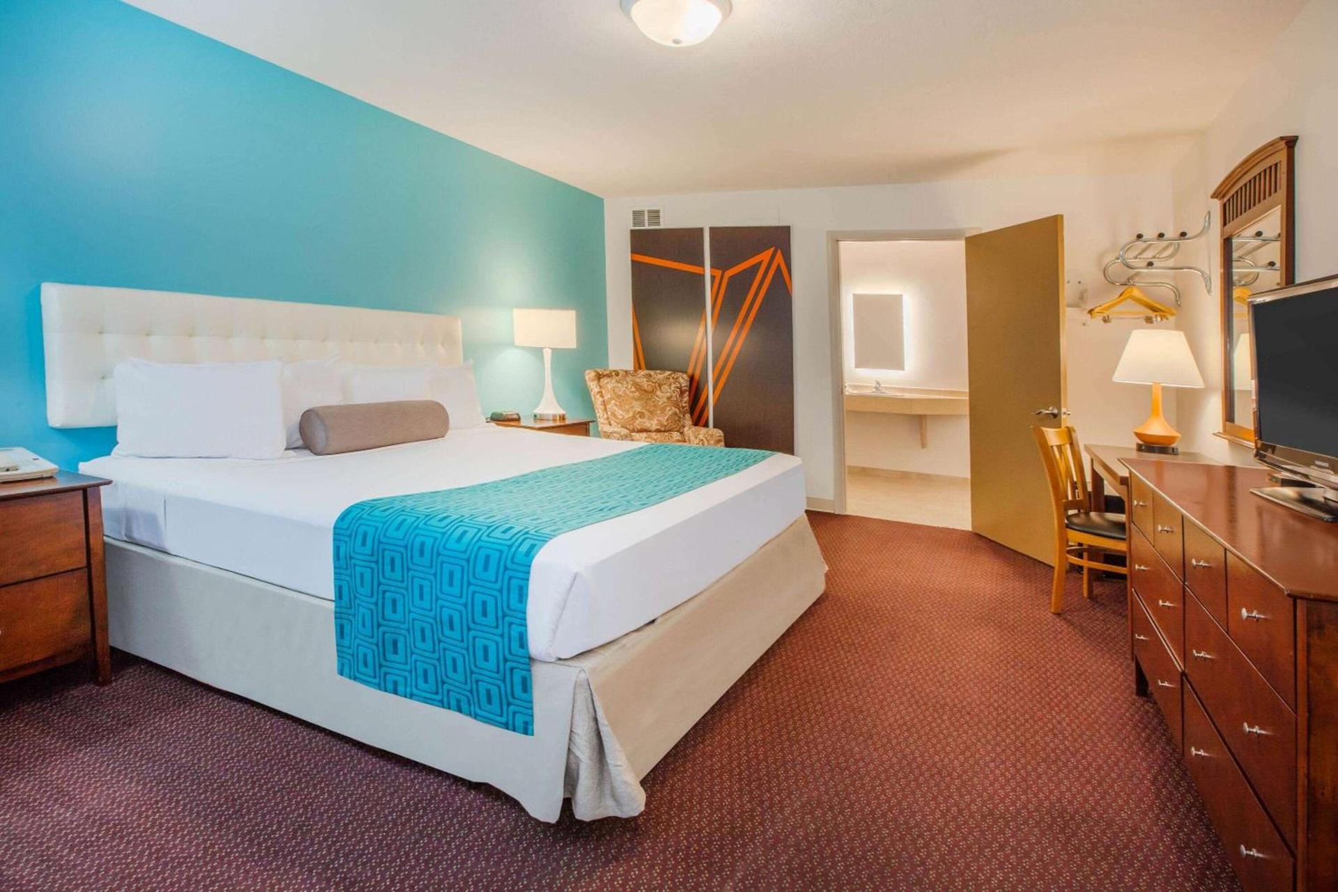 Howard Johnson by Wyndham Traverse City photo 28