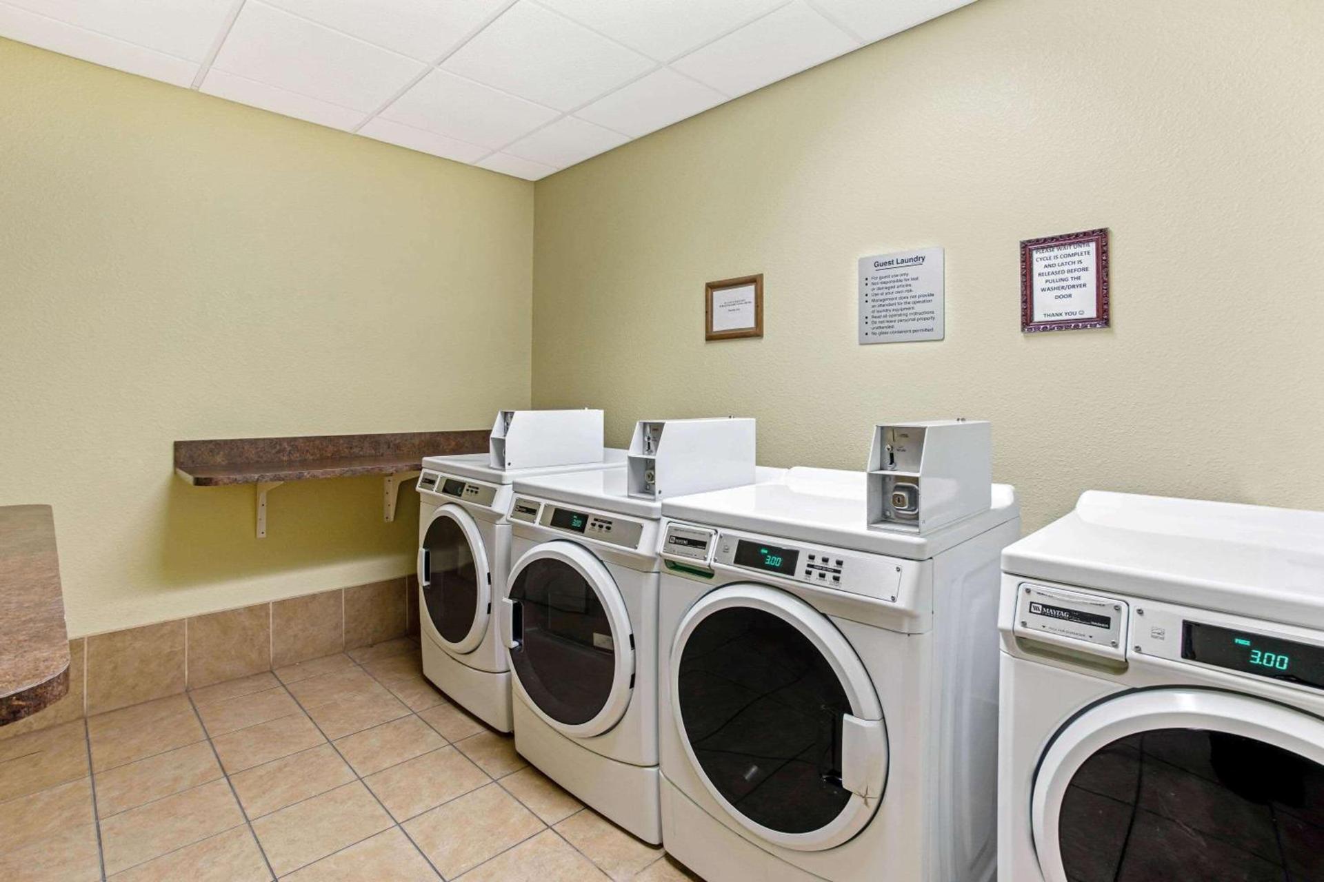 La Quinta by Wyndham Denver Gateway Park photo 3