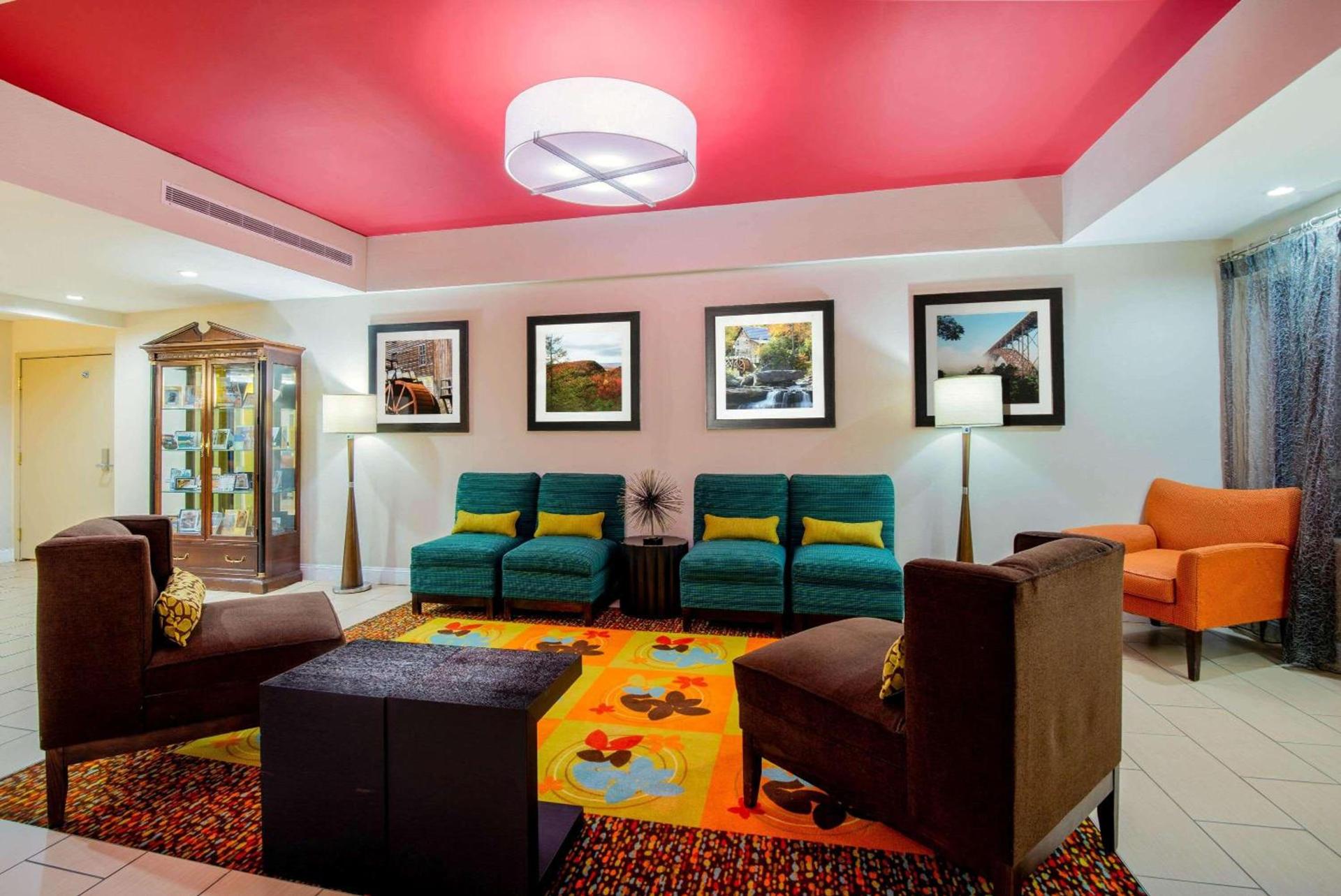 La Quinta by Wyndham Elkview - Charleston NE photo 56