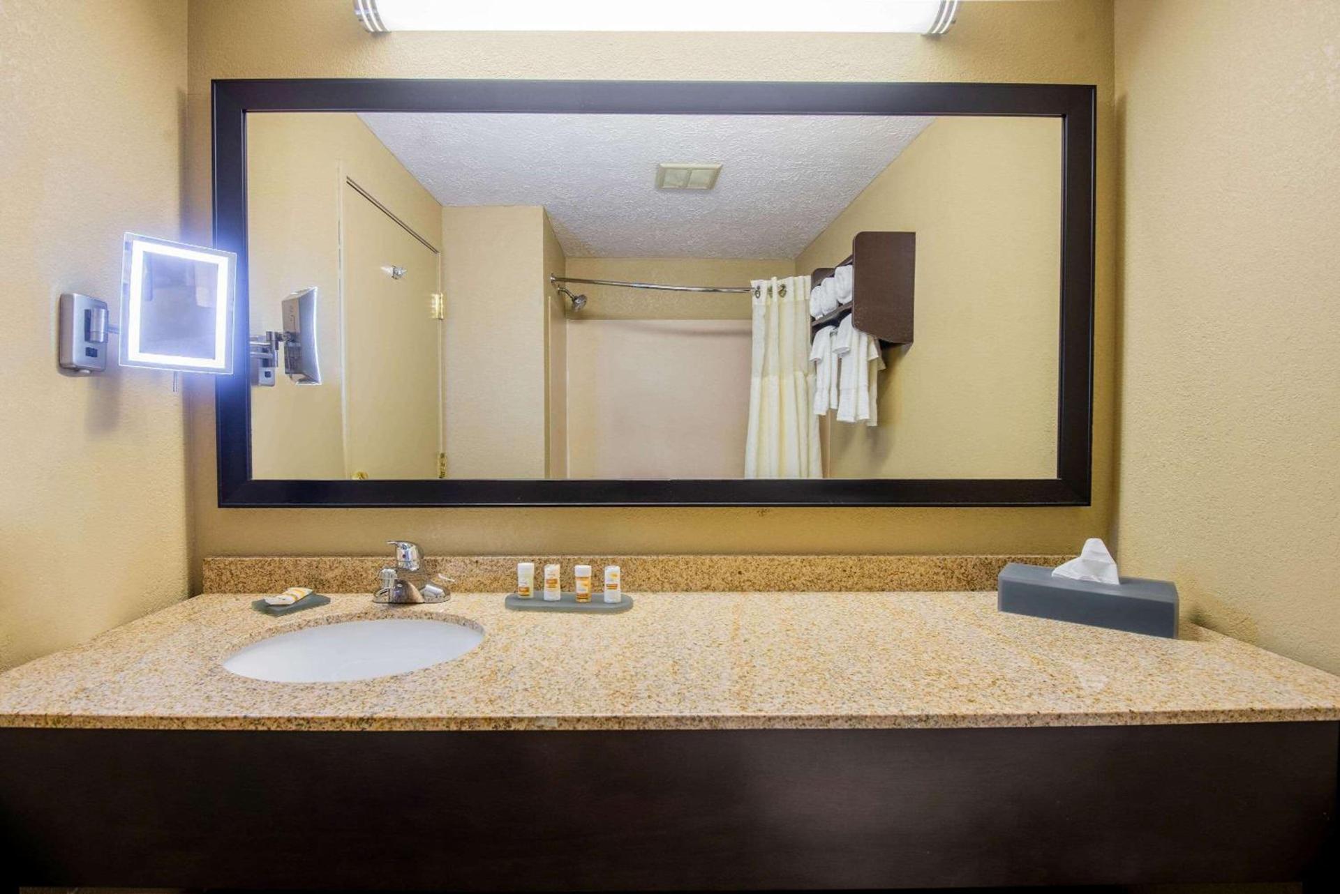 La Quinta by Wyndham Elkview - Charleston NE photo 16