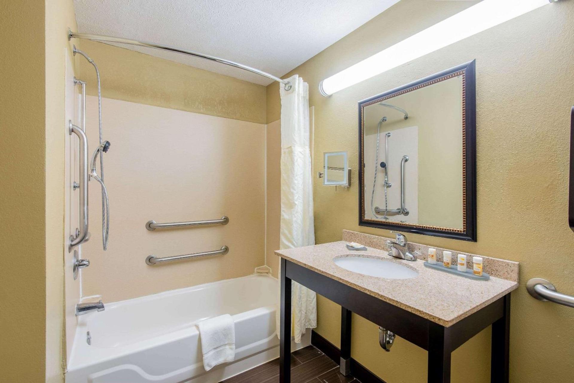 La Quinta by Wyndham Elkview - Charleston NE photo 18