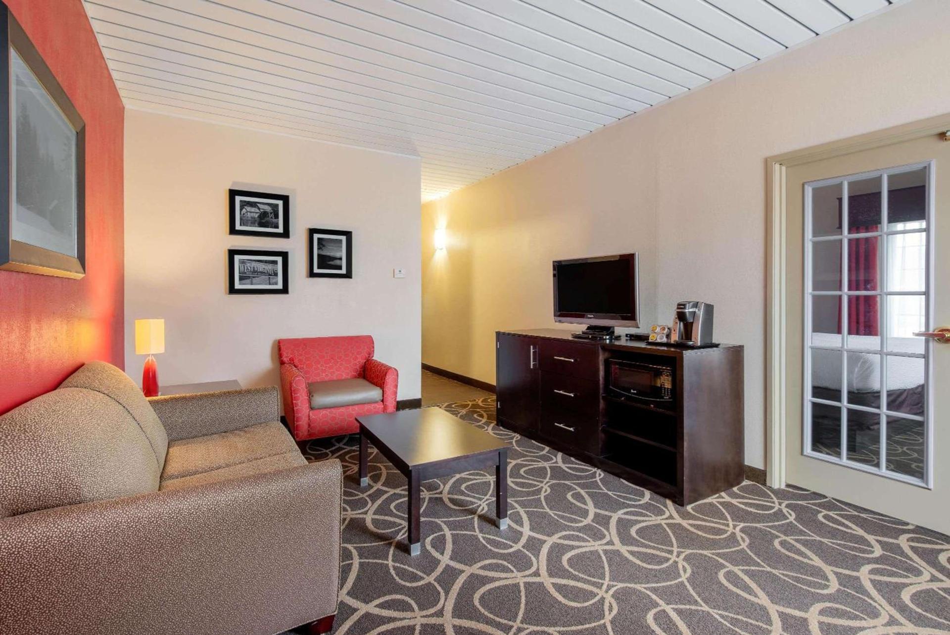 La Quinta by Wyndham Elkview - Charleston NE photo 33